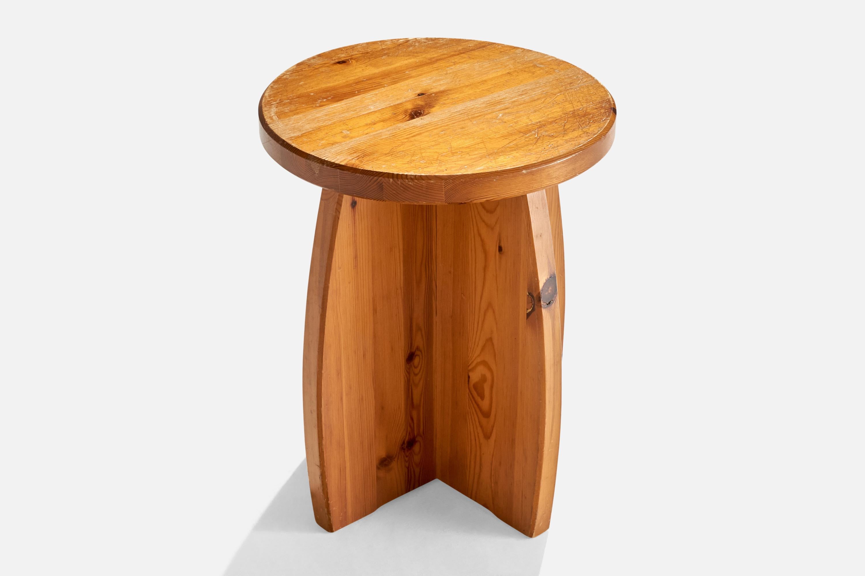 Tabouret en pin conçu et produit en Suède, c.C. années 1970.
