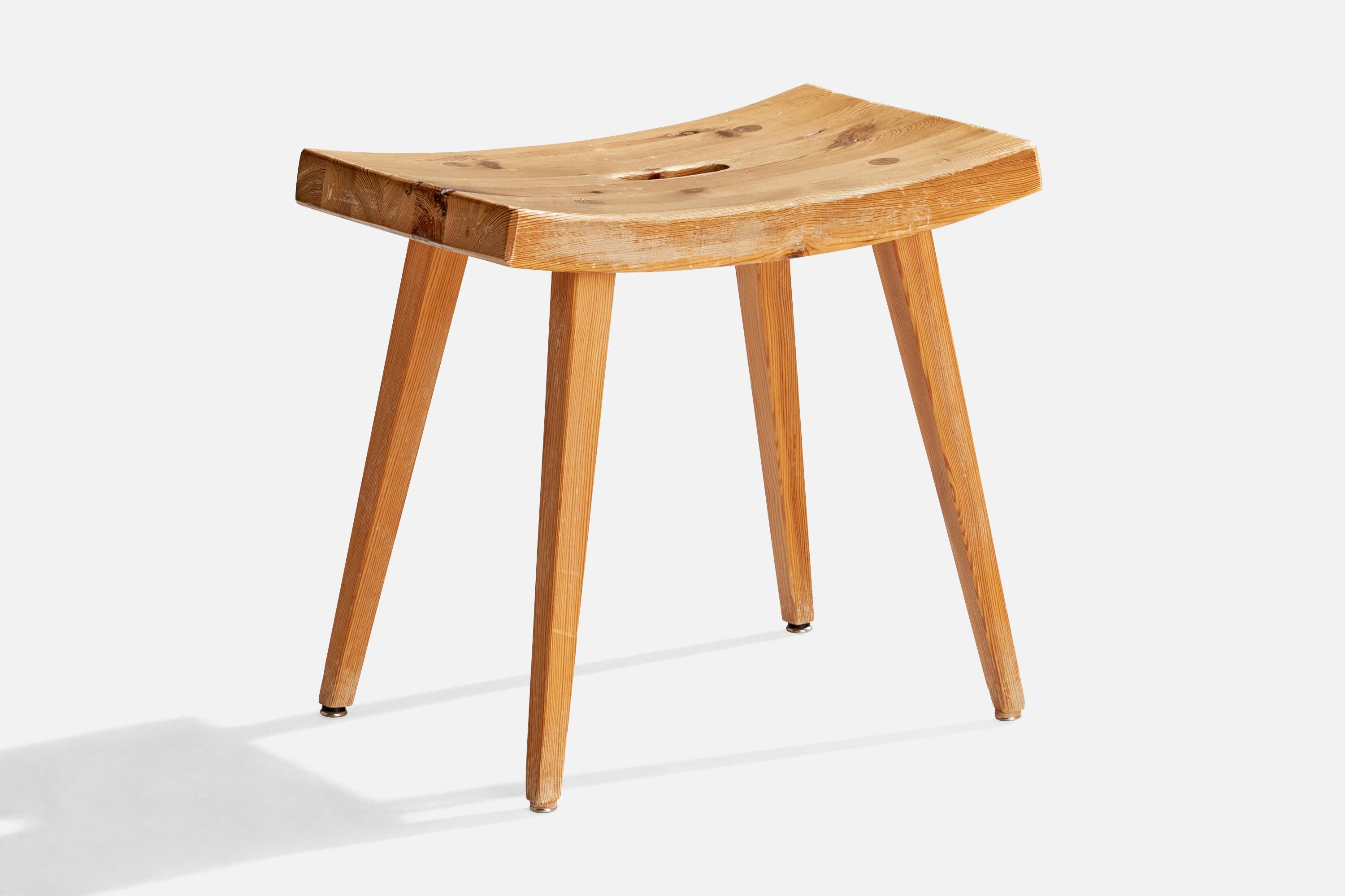 Tabouret en pin conçu et produit en Suède, c.C. années 1970.

Dimensions : 18,5