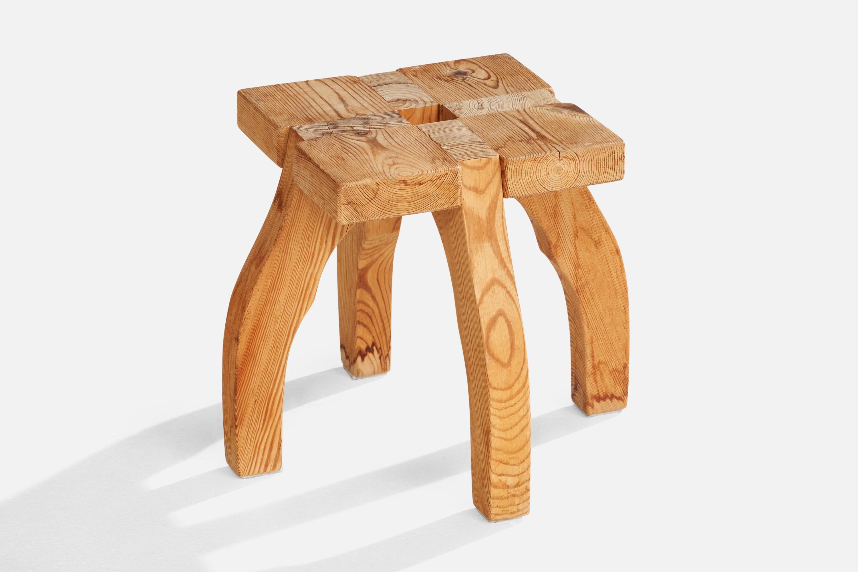 Tabouret en pin conçu et produit en Suède, c.C. années 1970.

Dimensions : 9.9