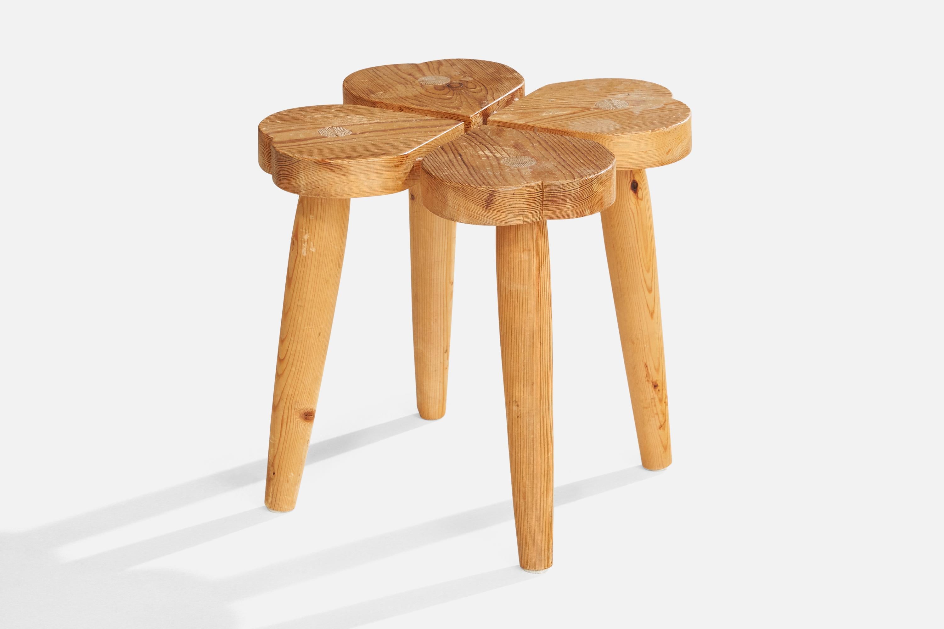 Tabouret en pin conçu et produit en Suède, c.C. années 1970.

Dimensions : 12