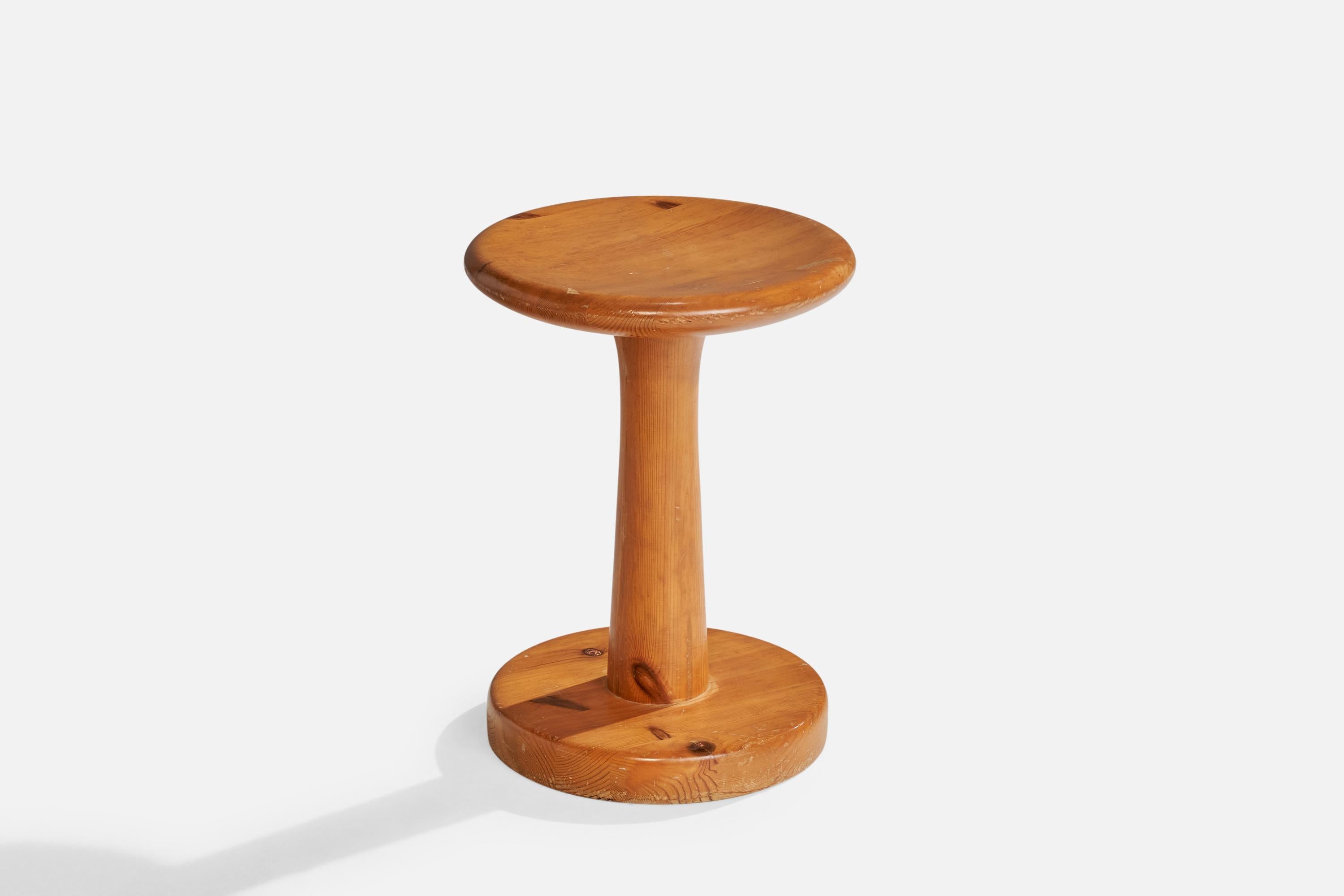 Tabouret en pin conçu et produit en Suède, c.C. années 1970.

Dimensions : 17.8