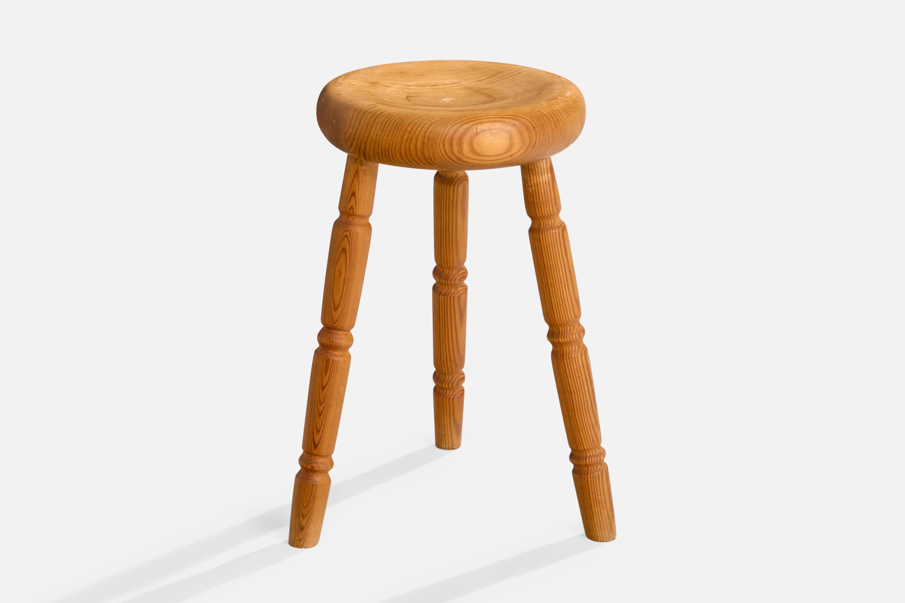 Tabouret en pin conçu et produit en Suède, c.C. années 1970.

Le siège présente de légères taches et rayures.

Dimensions : 18.675