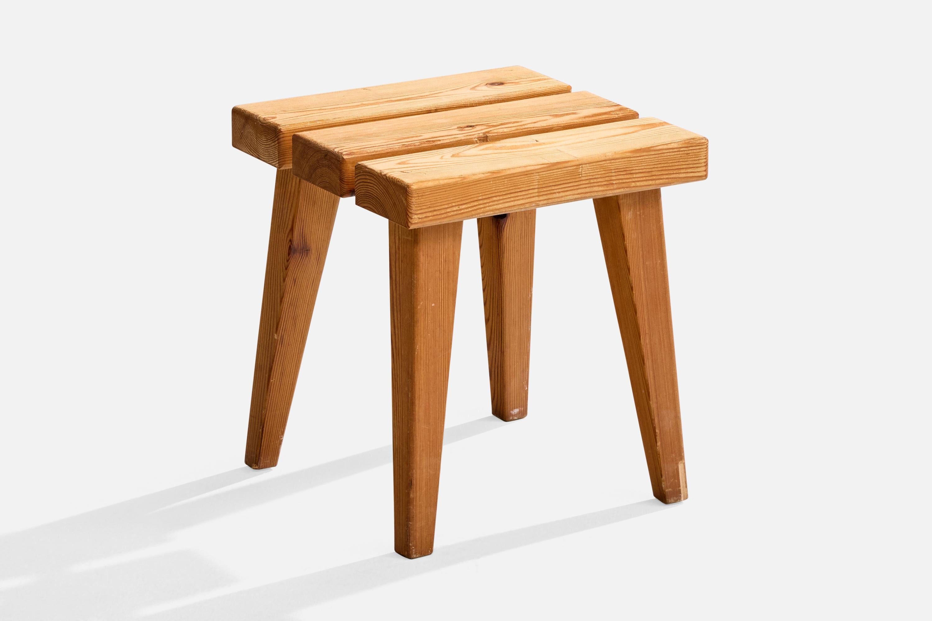 Tabouret en pin conçu et produit en Suède, c.C. années 1970.

Dimensions globales (pouces) : 13.0 