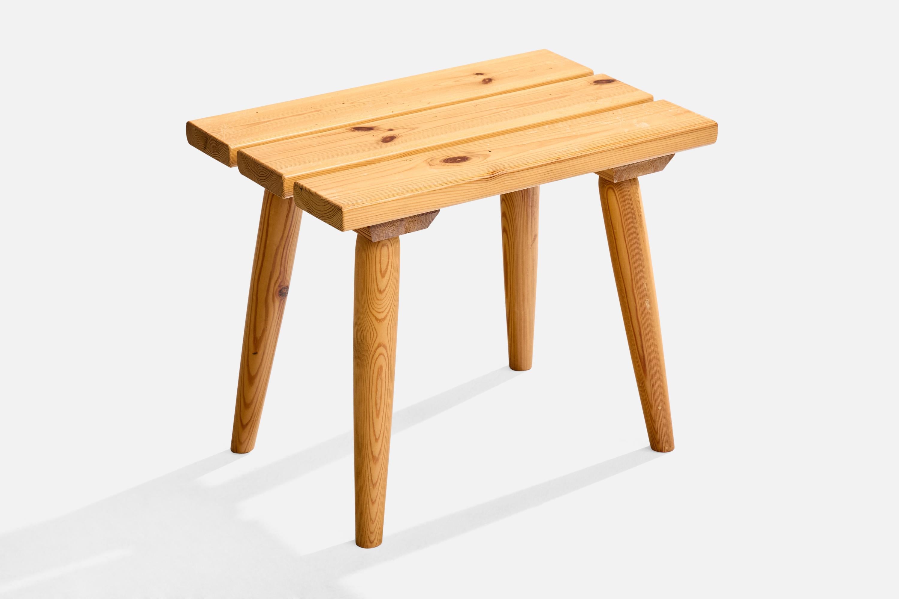 Tabouret de sauna en pin, conçu et produit en Suède, c.C., années 1970.

Dimensions globales (pouces) : 14.5 