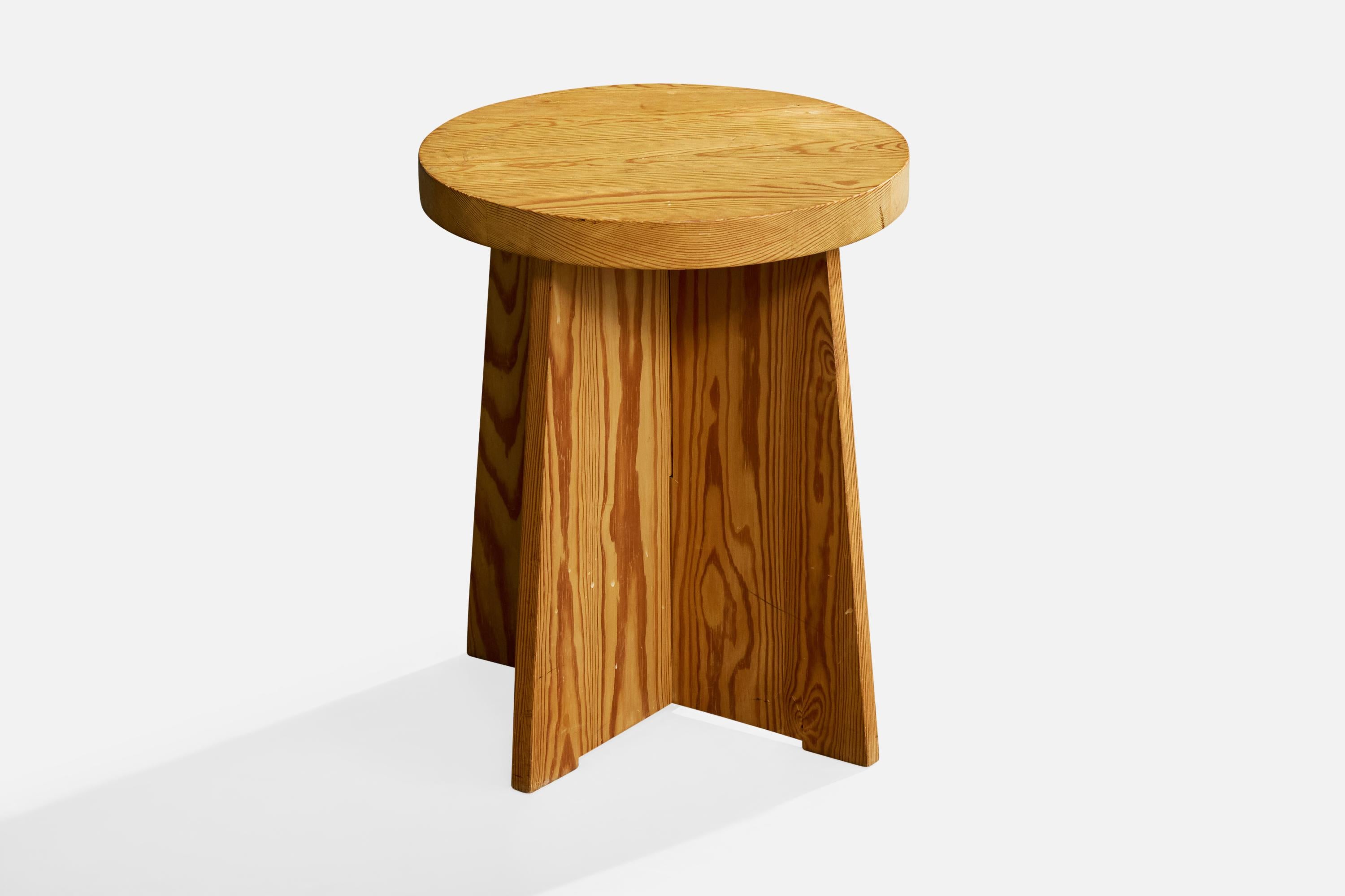 Ein Hocker aus Kiefernholz, entworfen und hergestellt in Schweden, ca. 1970er Jahre.

Mäßige Flecken und natürliche Risse im Sitz.

Kleine Mängel an den Beinen durch normalen Gebrauch.

Gesamtabmessungen (Zoll): 

Alle Artikel werden von High Point,