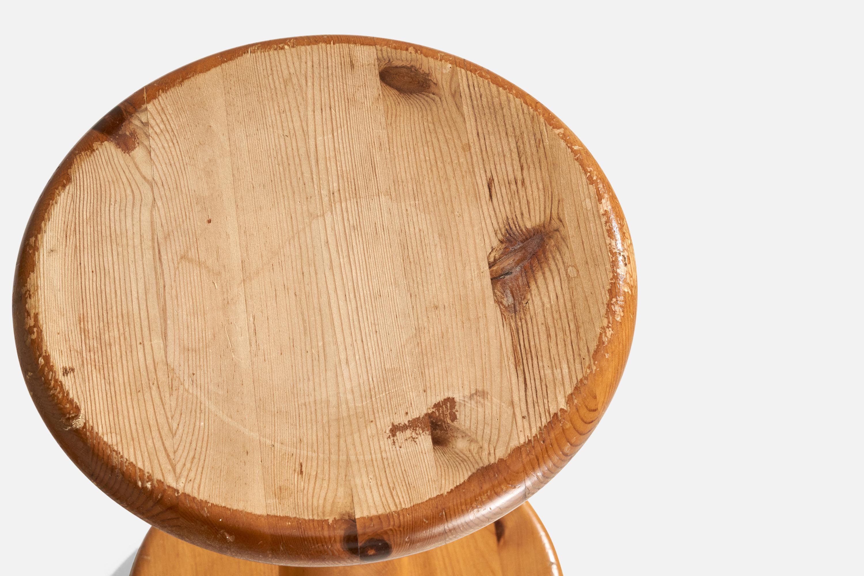 Tabouret de designer suédois, pin, Suède, années 1970 État moyen - En vente à High Point, NC