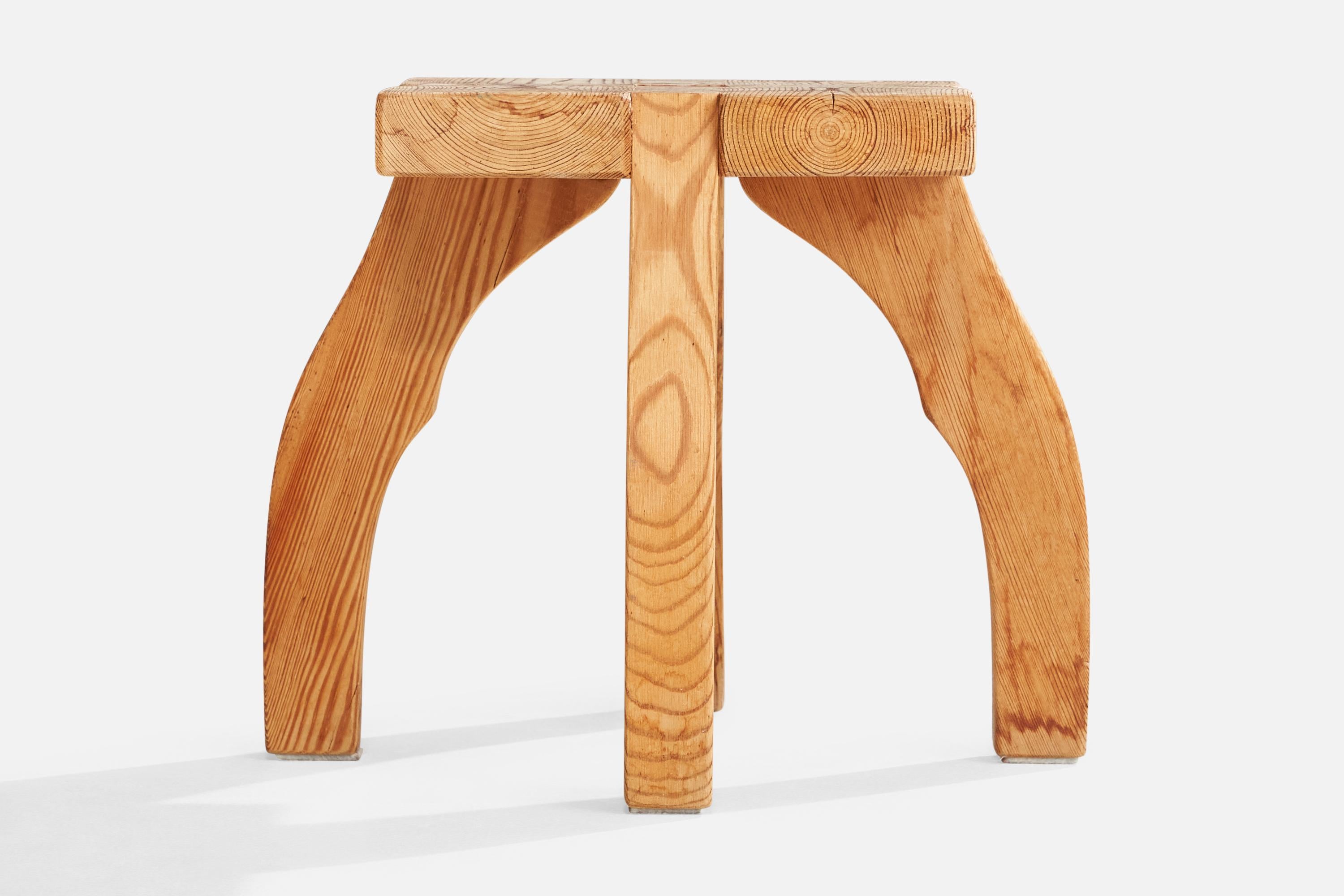 Tabouret de designer suédois, pin, Suède, années 1970 État moyen - En vente à High Point, NC