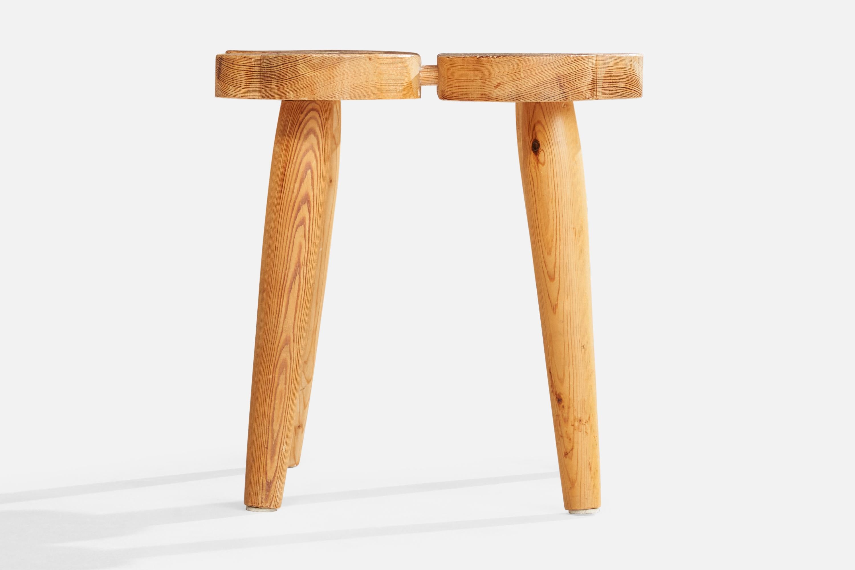 Tabouret de designer suédois, pin, Suède, années 1970 État moyen - En vente à High Point, NC