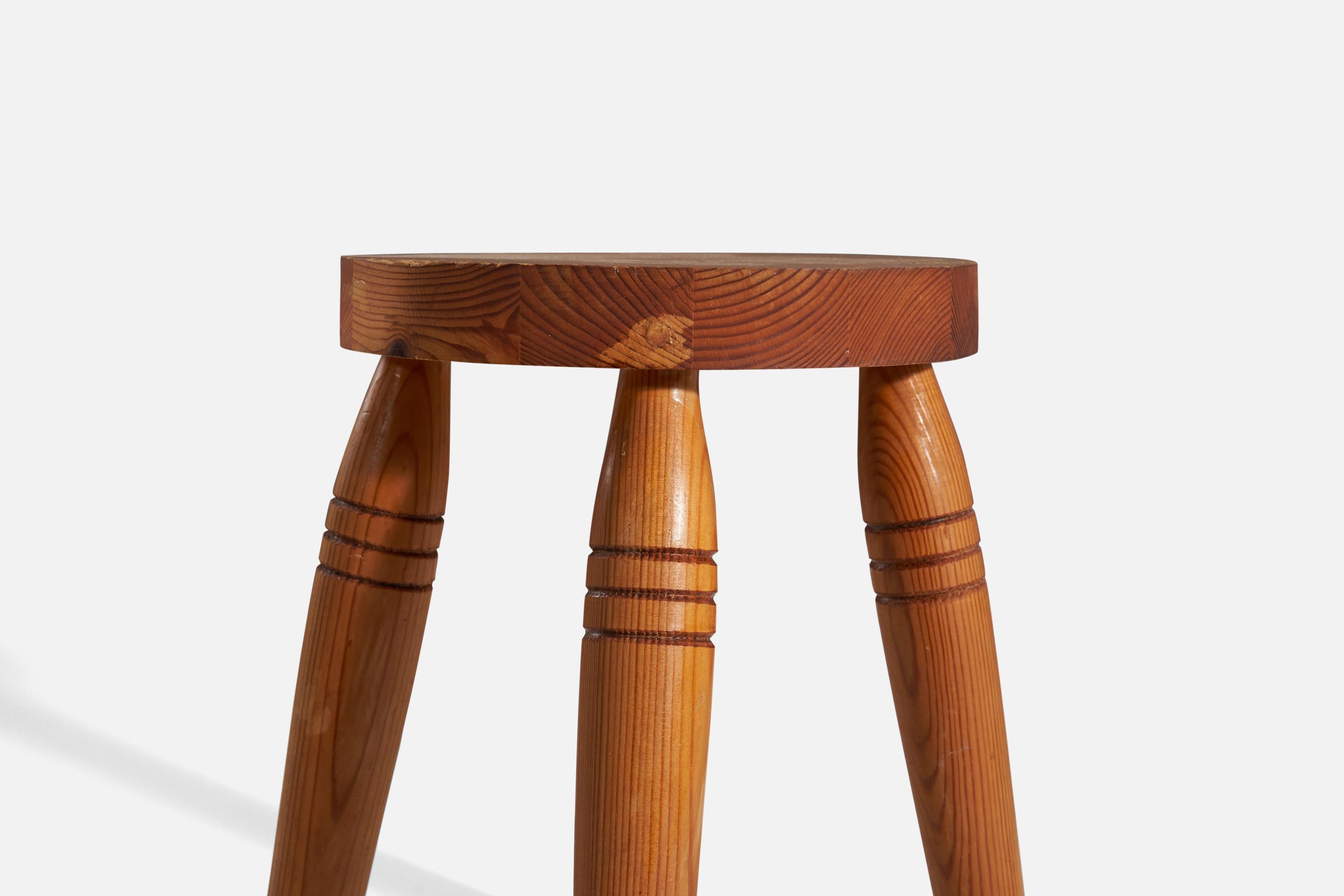 Tabouret de designer suédois, pin, Suède, années 1970 Bon état - En vente à High Point, NC
