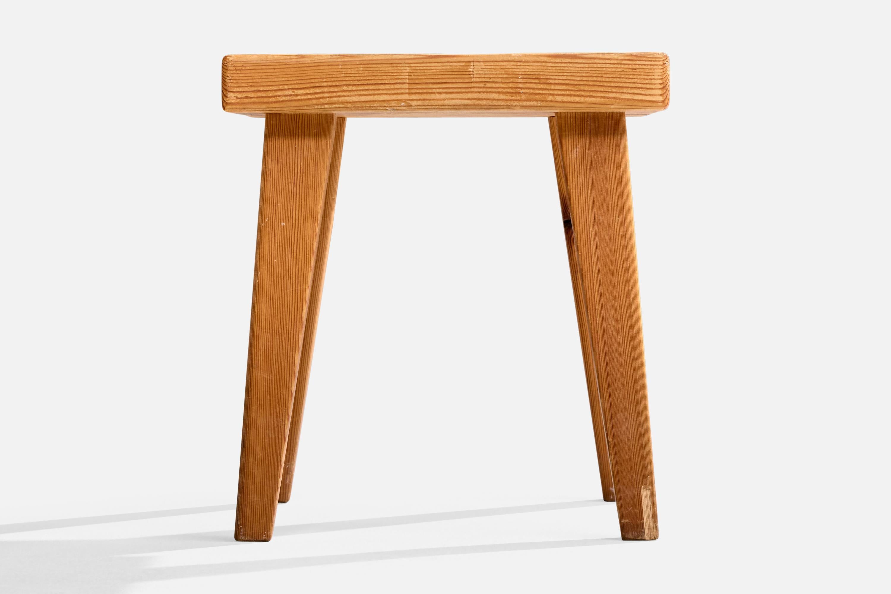 Tabouret de designer suédois, pin, Suède, années 1970 Bon état - En vente à High Point, NC