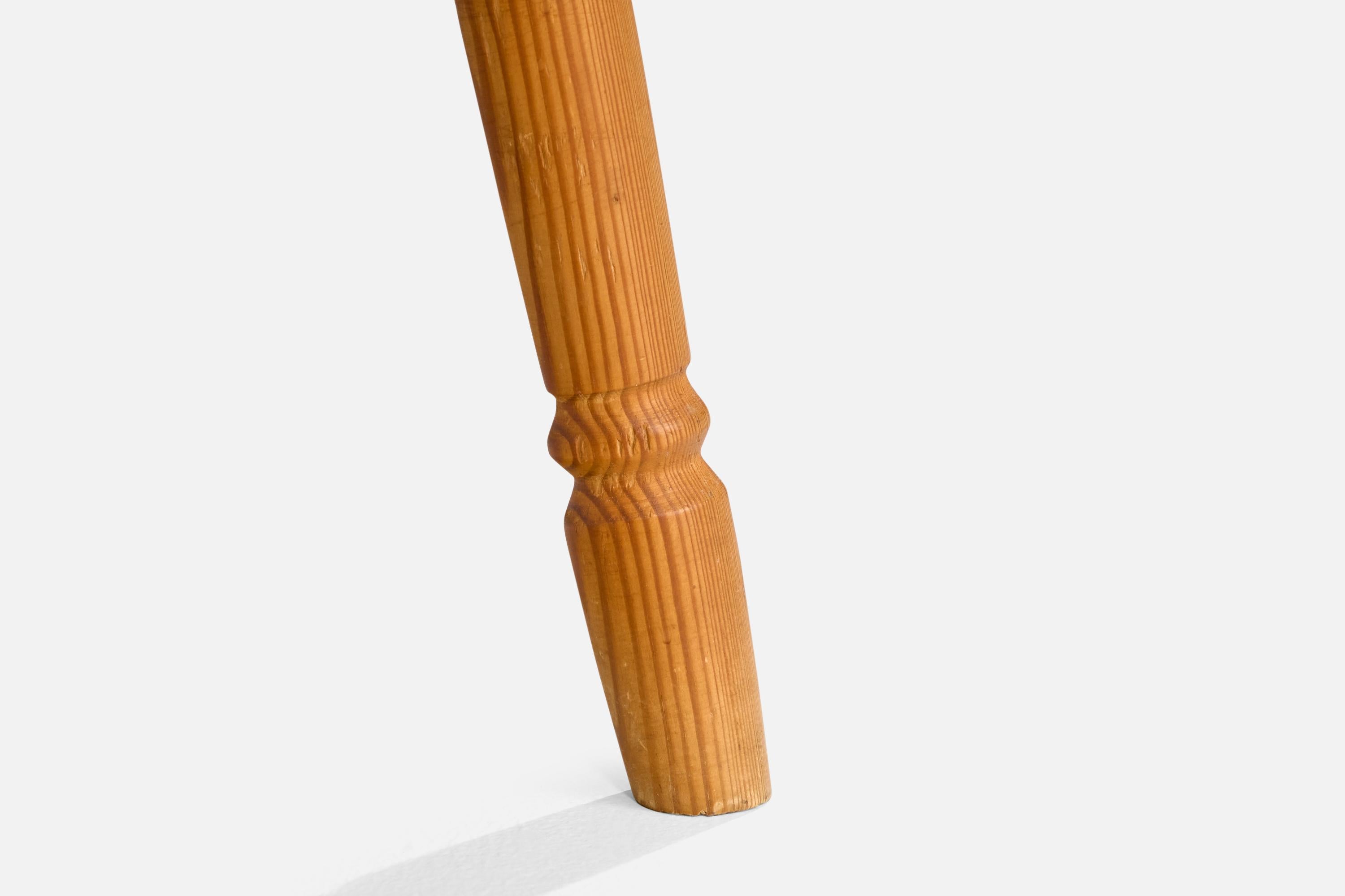 Tabouret de designer suédois, pin, Suède, années 1970 en vente 1