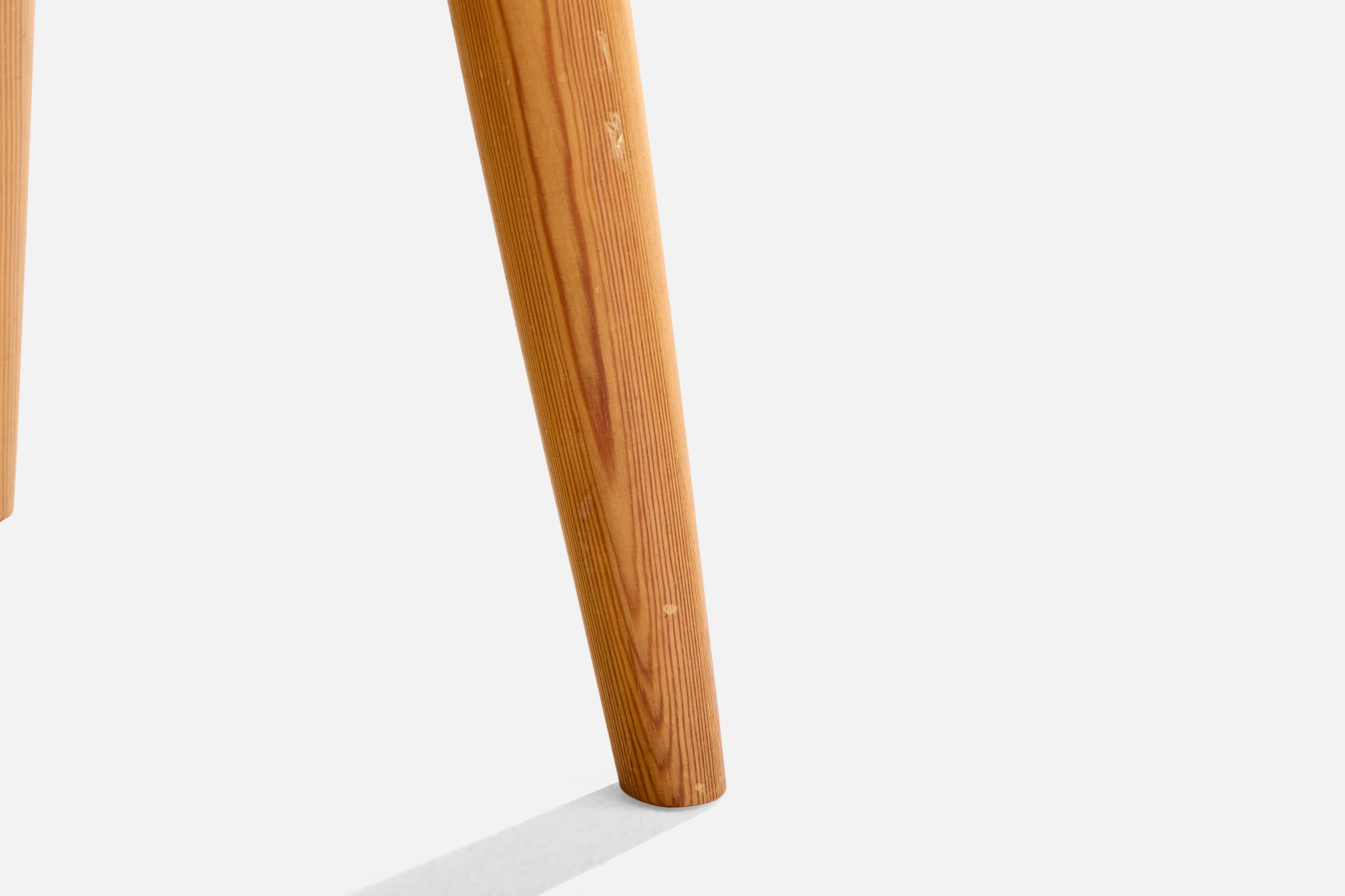 Tabouret de designer suédois, pin, Suède, années 1970 en vente 1