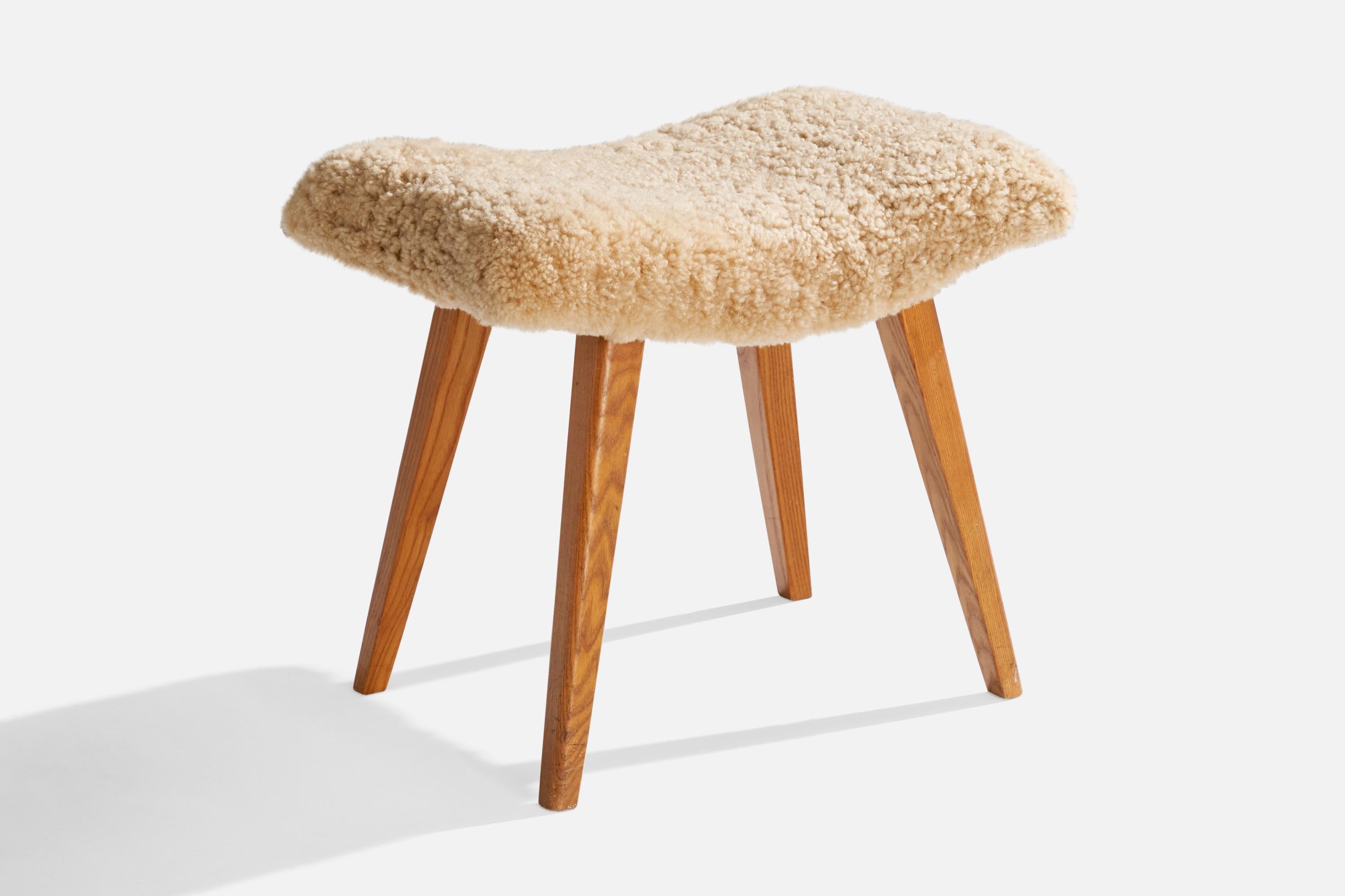 Tabouret en shearling beige et en chêne, conçu et produit en Suède, C.C. 1940.

Dimensions : 19.5