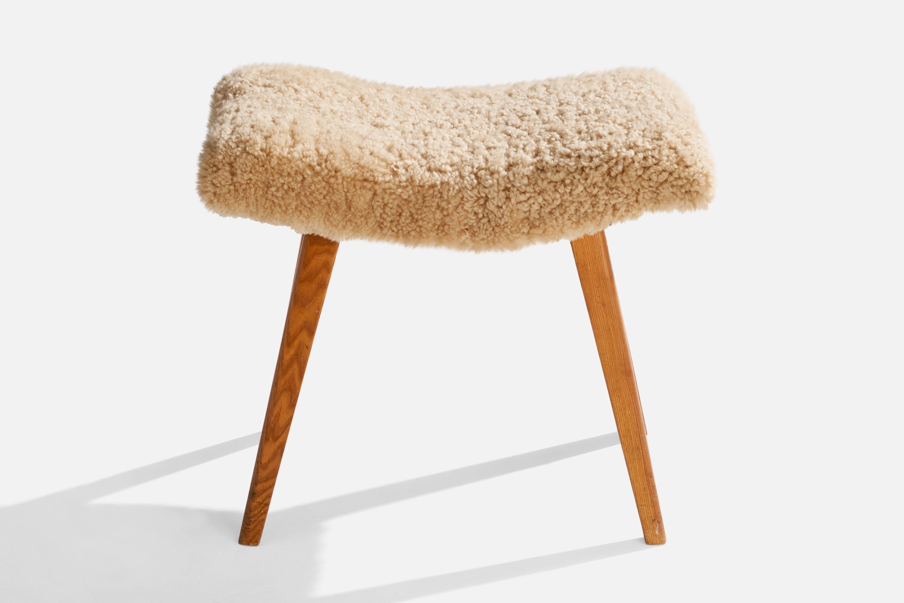 Scandinave moderne Designer suédois, tabouret, shearling, Oak, Suède, années 1940 en vente