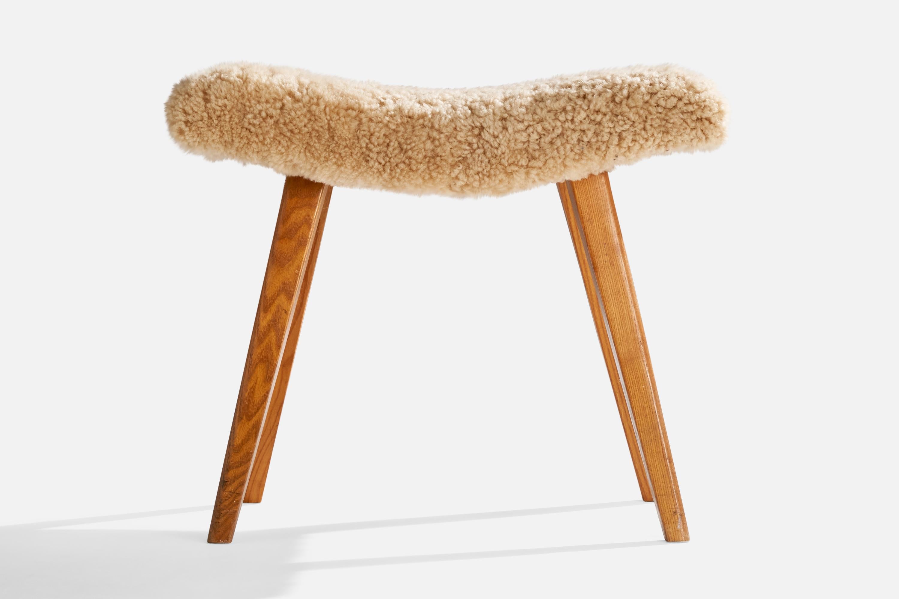 Suédois Designer suédois, tabouret, shearling, Oak, Suède, années 1940 en vente