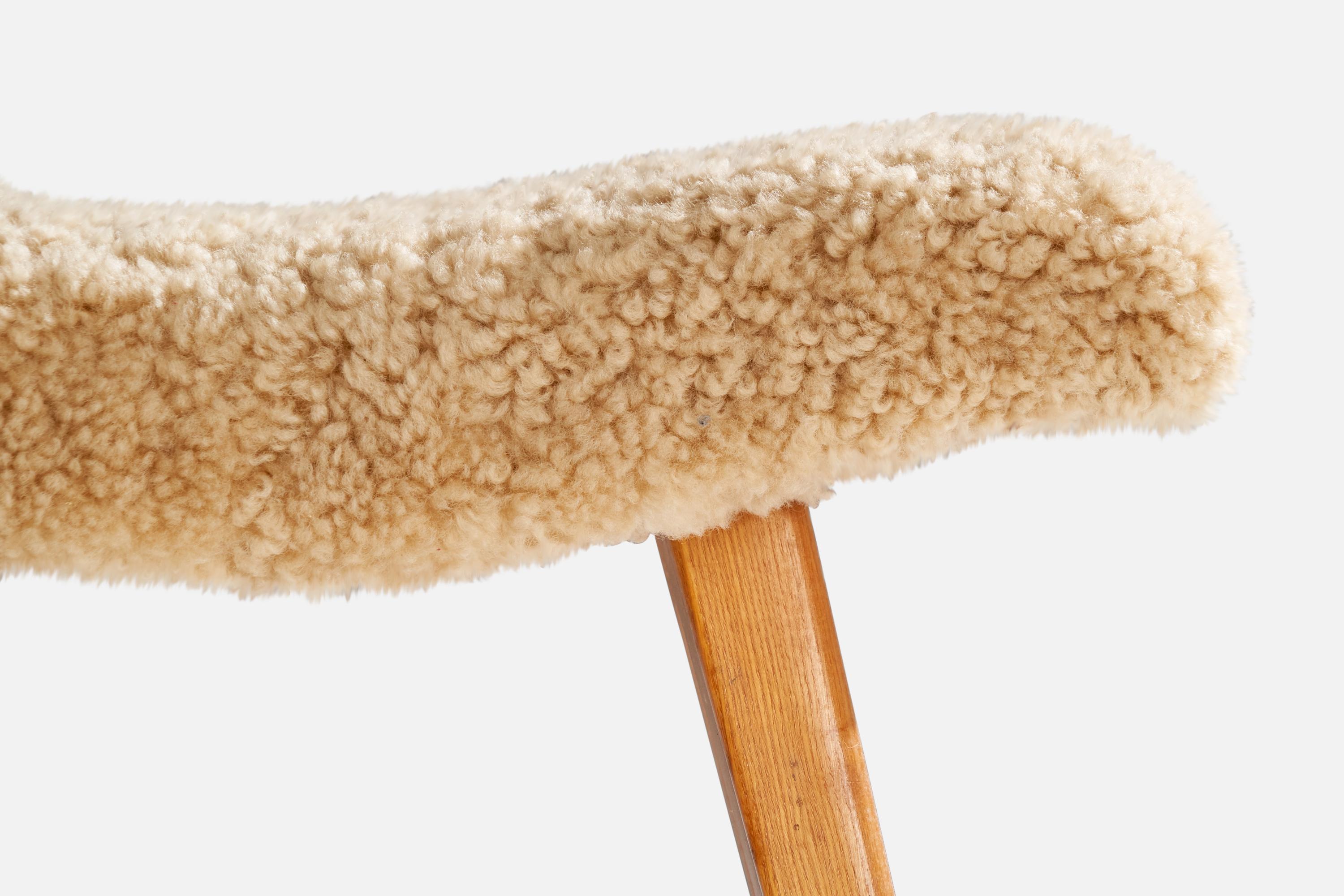 Designer suédois, tabouret, shearling, Oak, Suède, années 1940 Bon état - En vente à High Point, NC