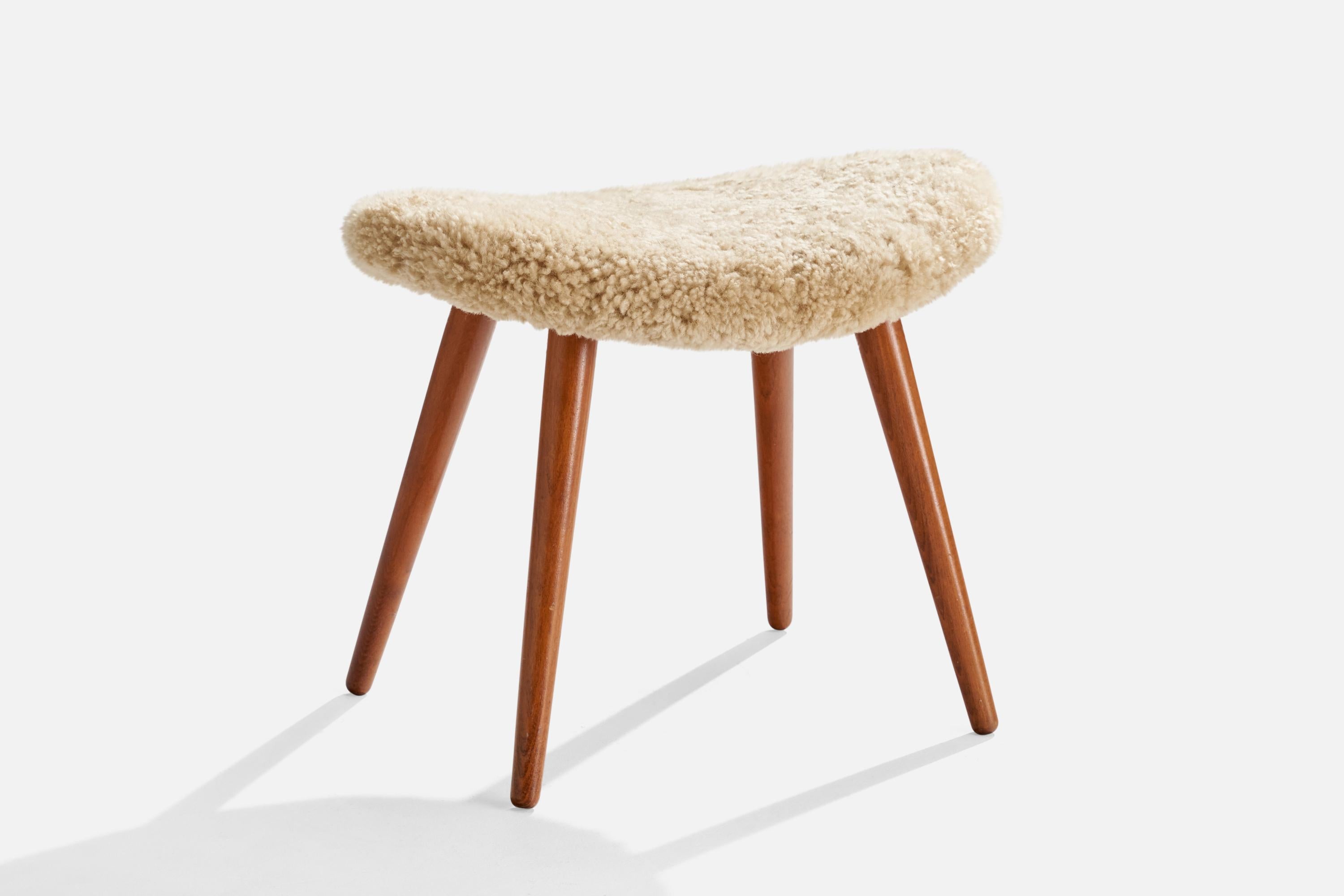 Tabouret en teck et shearling beige conçu et produit en Suède, années 1950.

Hauteur du siège : 14.75