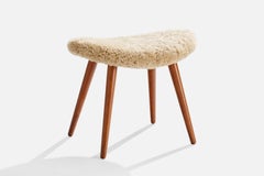 Sgabello di design svedese, shearling, teak, Svezia, anni '50