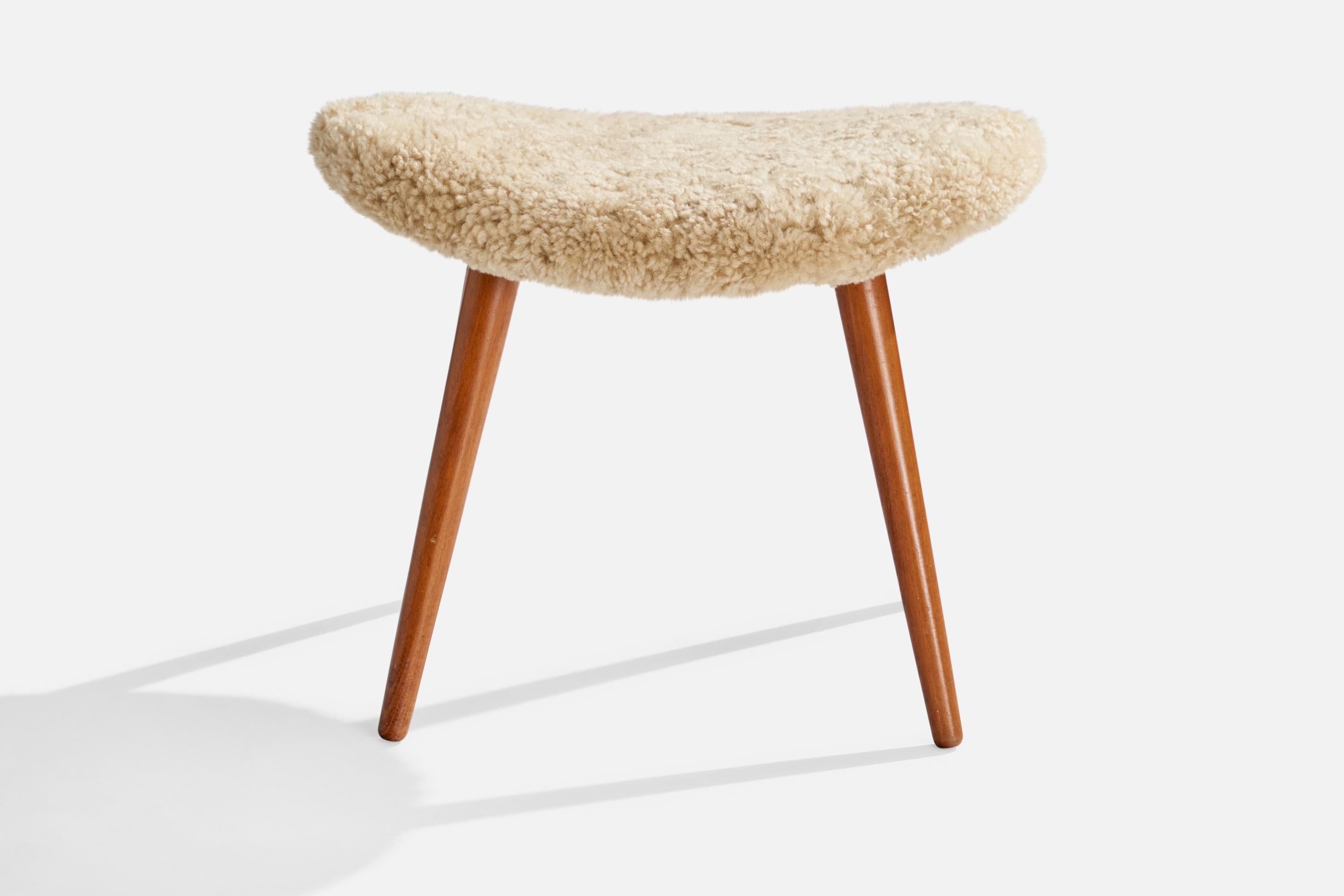Designer suédois, tabouret, peau de mouton, teck, Suède, années 1950 Bon état - En vente à High Point, NC