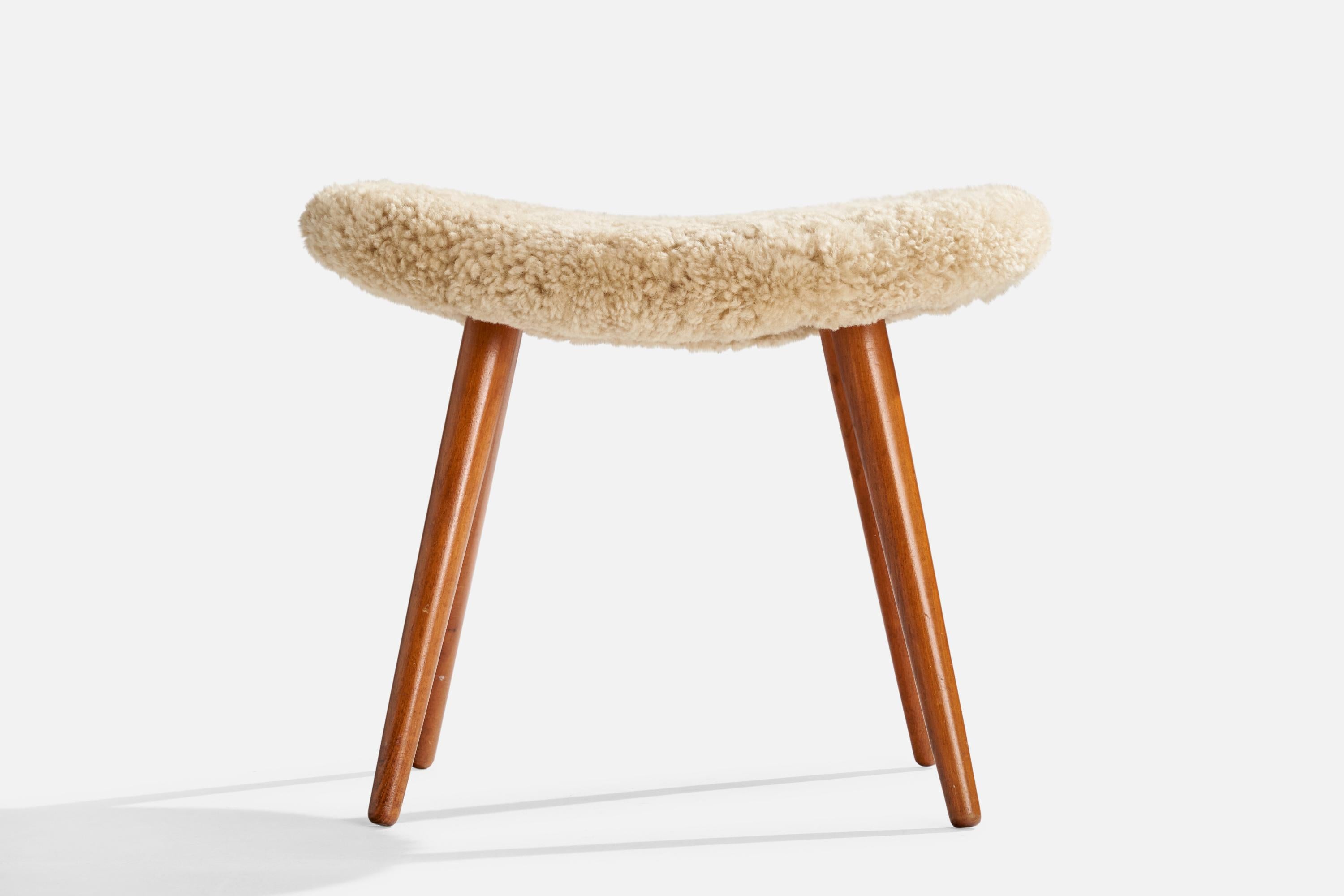 Milieu du XXe siècle Designer suédois, tabouret, peau de mouton, teck, Suède, années 1950 en vente
