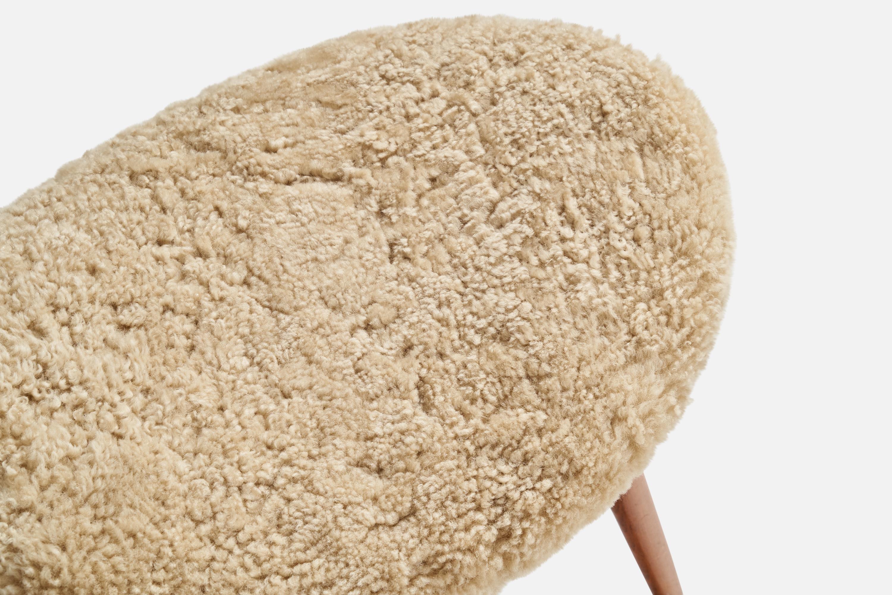 Cuir de mouton Designer suédois, tabouret, peau de mouton, teck, Suède, années 1950 en vente