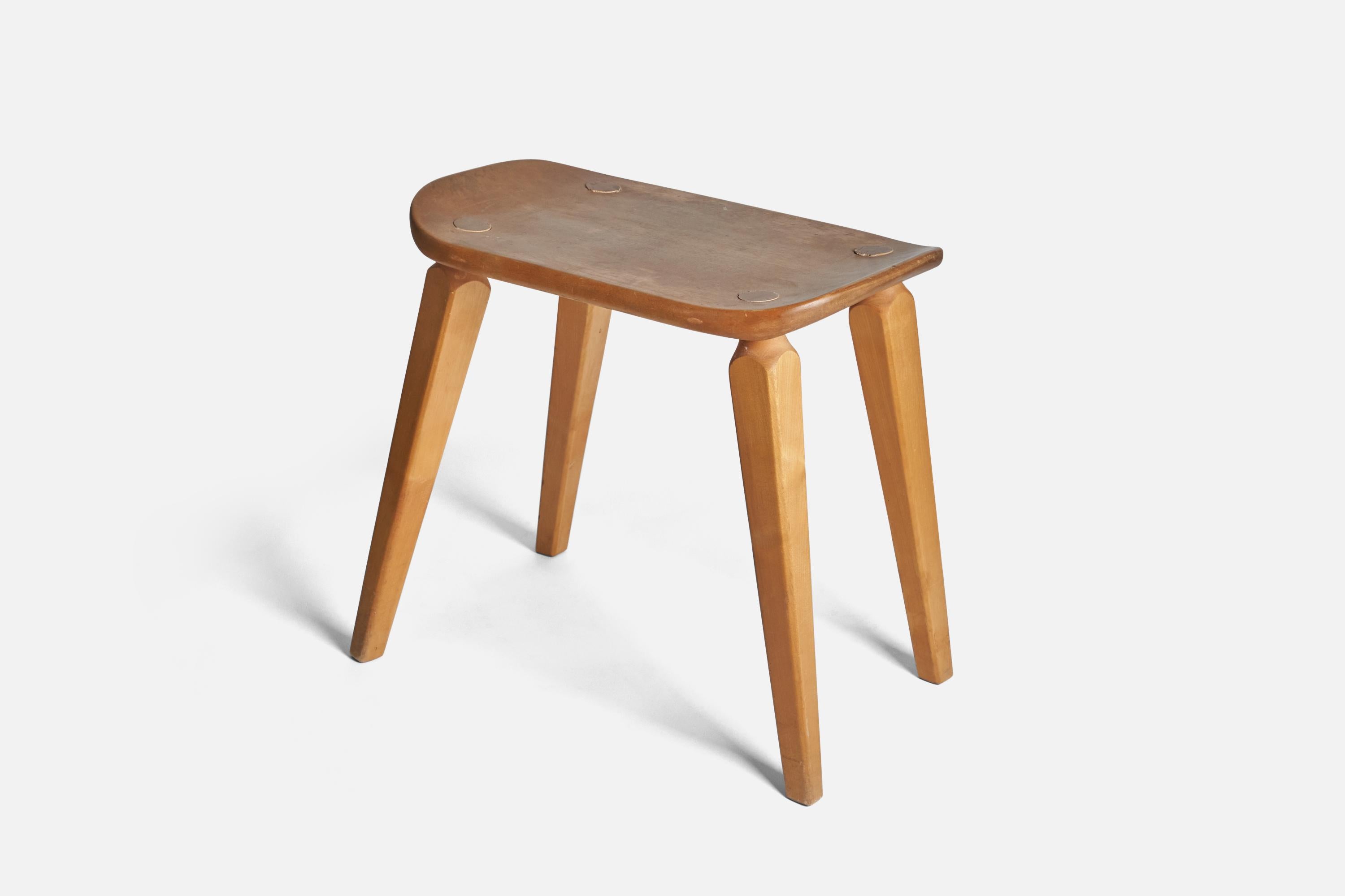 Tabouret en bouleau massif conçu et fabriqué en Suède, dans les années 1950. 