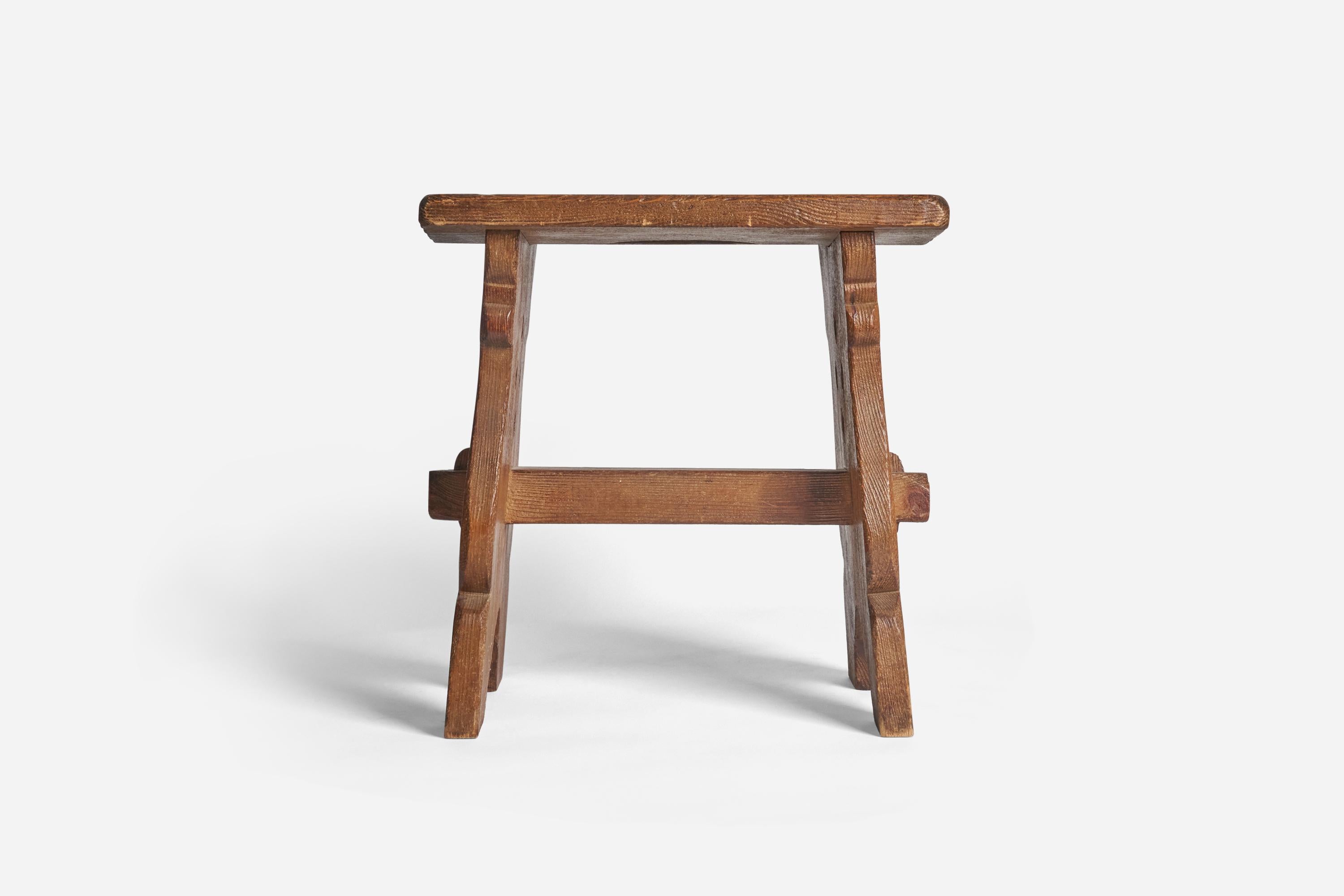 Suédois Tabouret de designer suédois, pin teinté massif, Suède, années 1940 en vente
