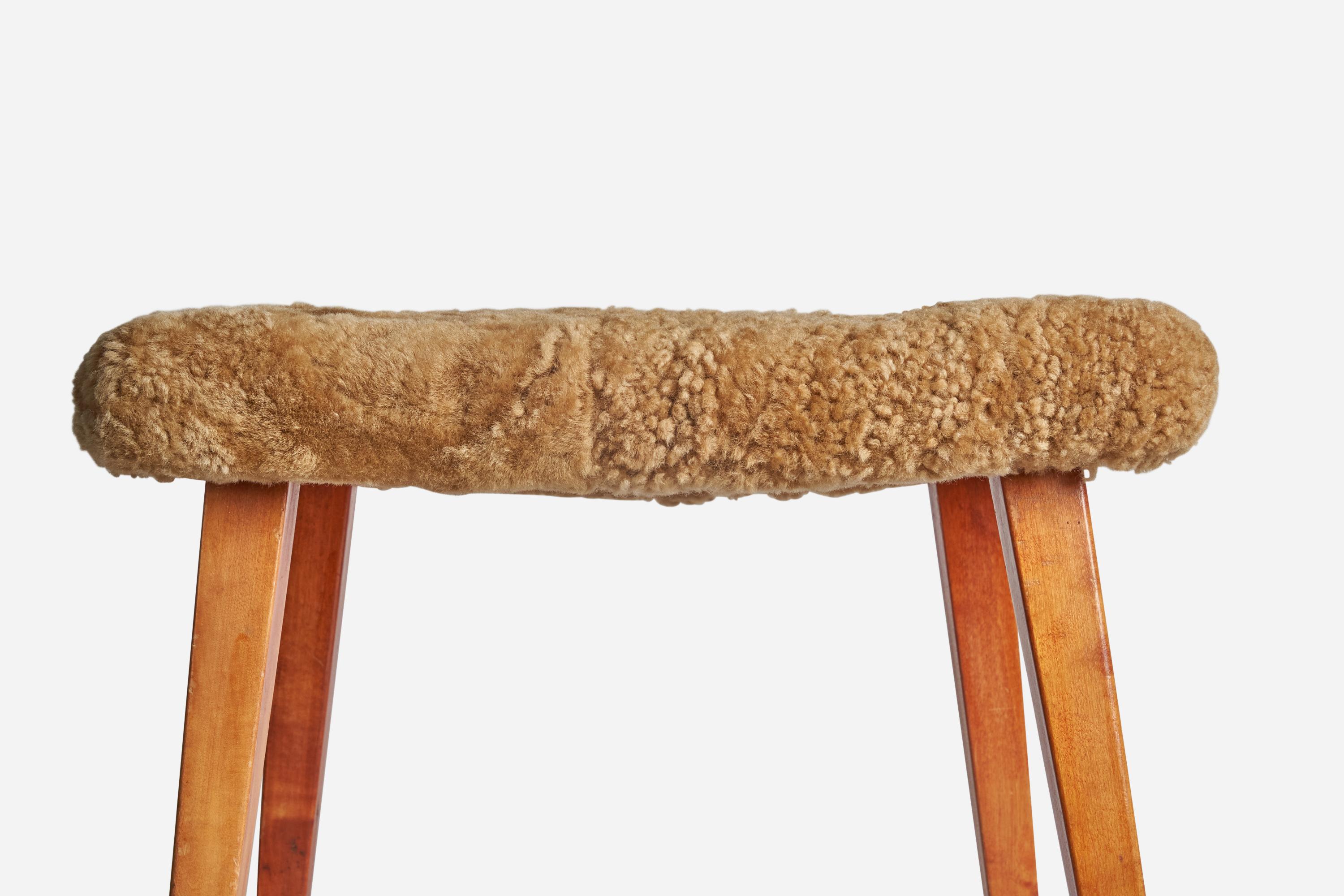Swedish Designer, Stool, Stained Oak, Beige Sheepskin, Sweden, 1950s In Good Condition For Sale In High Point, NC