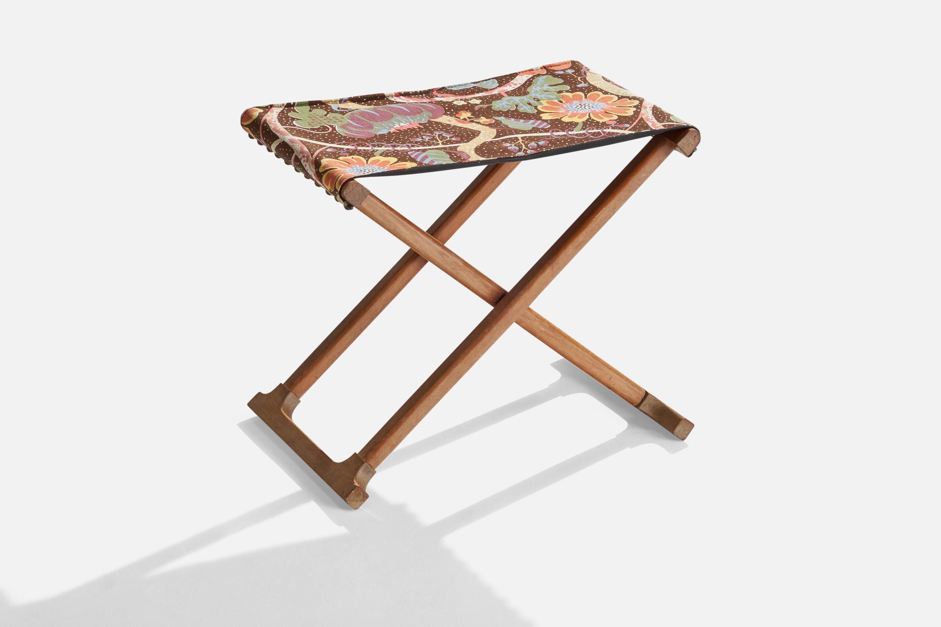 Tabouret en teck et tissu imprimé de fleurs, conçu et produit en Suède, c.C. 1950.

Le tissu a été conçu par Josef Frank et a probablement été ajouté au tabouret à un moment donné.

Hauteur d'assise 16