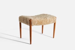 Sgabello di design svedese, teak, shearling, Svezia, anni '50