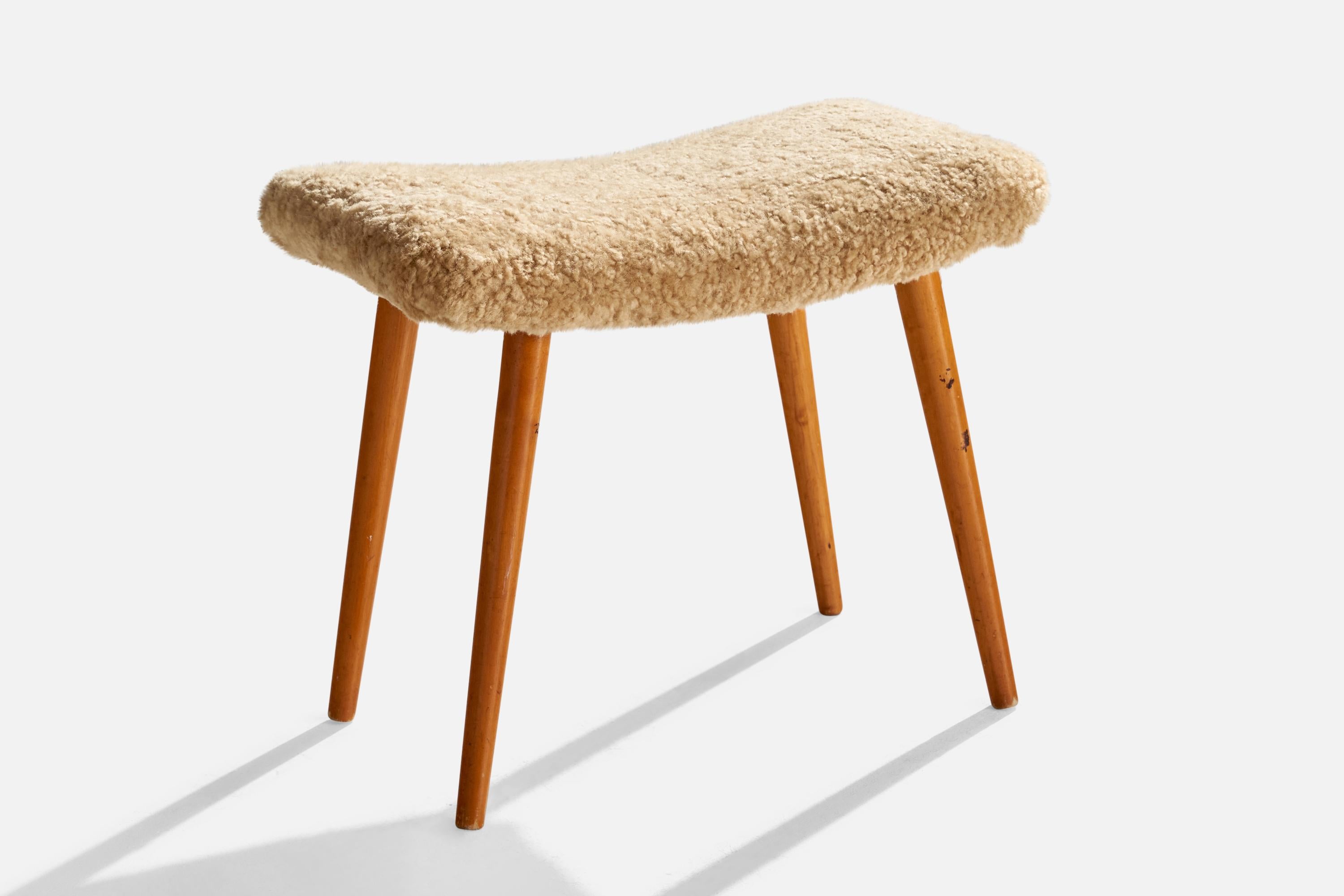 Tabouret en teck et shearling conçu et produit en Suède, c.1950.

Hauteur du siège : 18