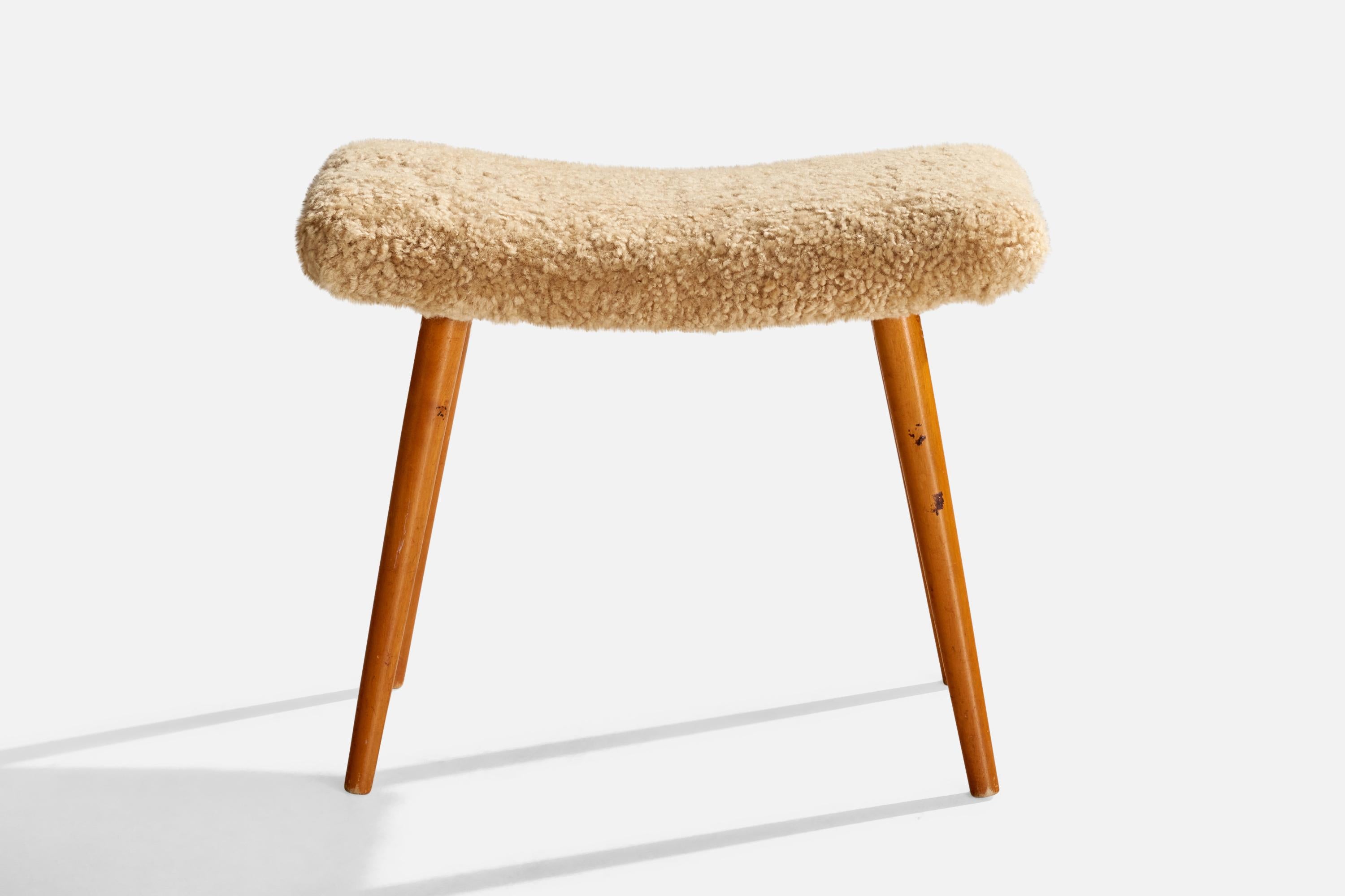 Mid-Century Modern Designer suédois, tabouret, teck, shearling, Suède, années 1950 en vente