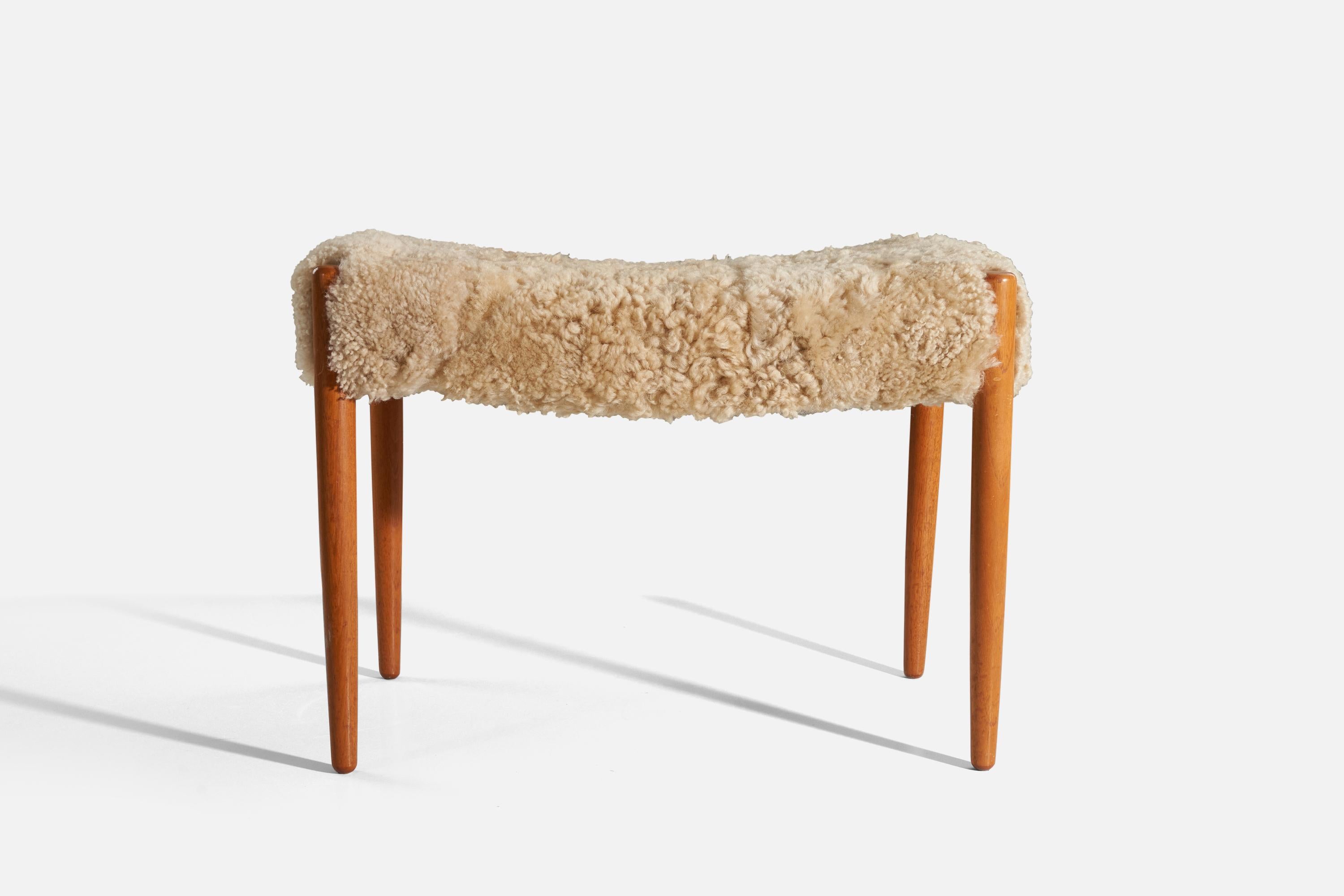 Suédois Tabouret de designer suédois, teck, peau de mouton, Suède, années 1950 en vente