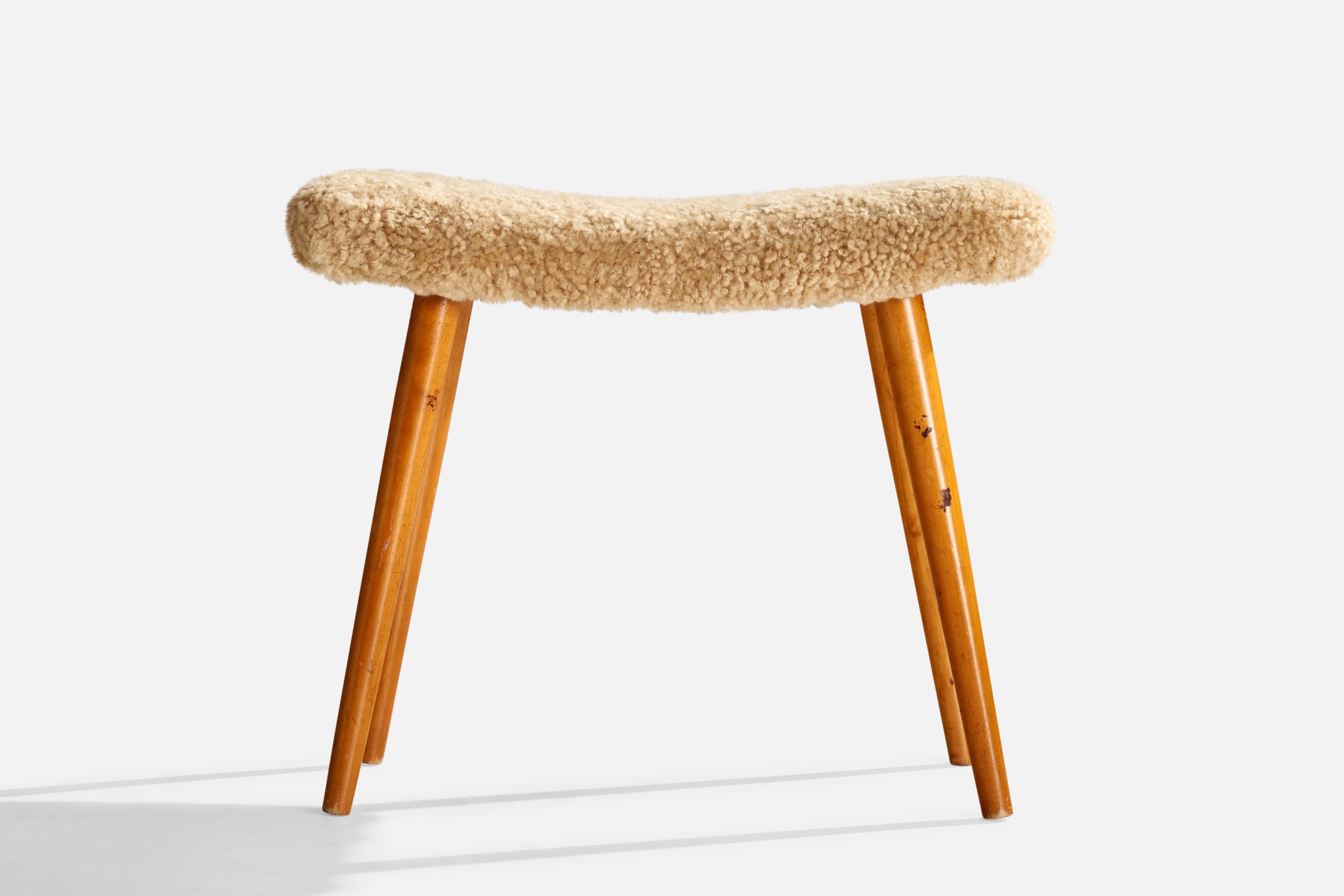 Suédois Designer suédois, tabouret, teck, shearling, Suède, années 1950 en vente