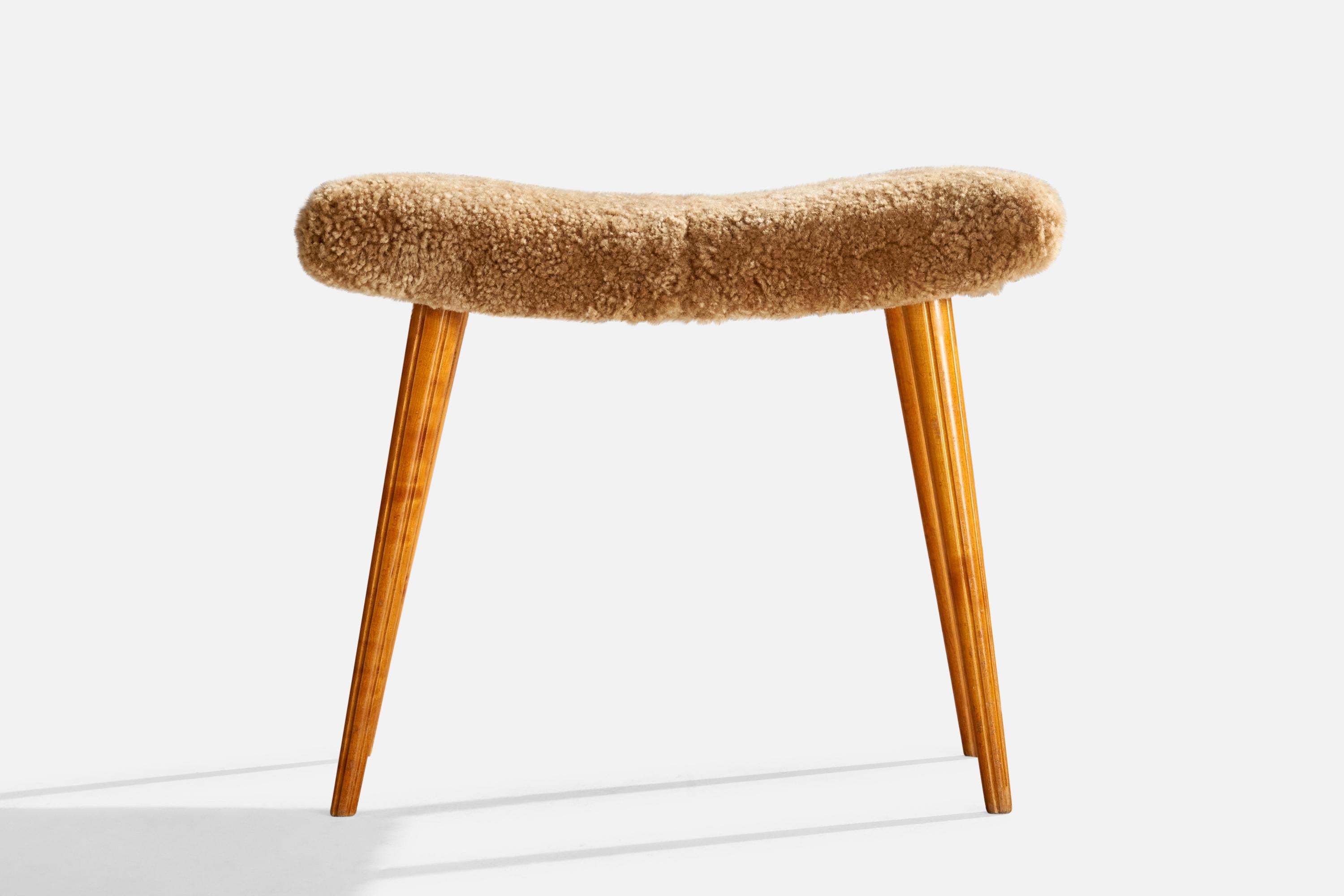 Scandinave moderne Designer suédois, tabouret, teck, shearling, Suède, années 1950 en vente