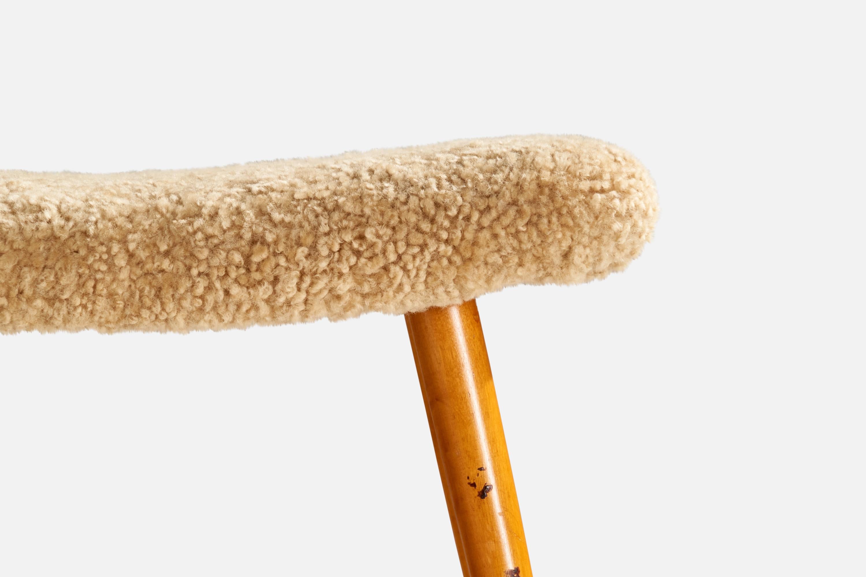 Designer suédois, tabouret, teck, shearling, Suède, années 1950 Bon état - En vente à High Point, NC