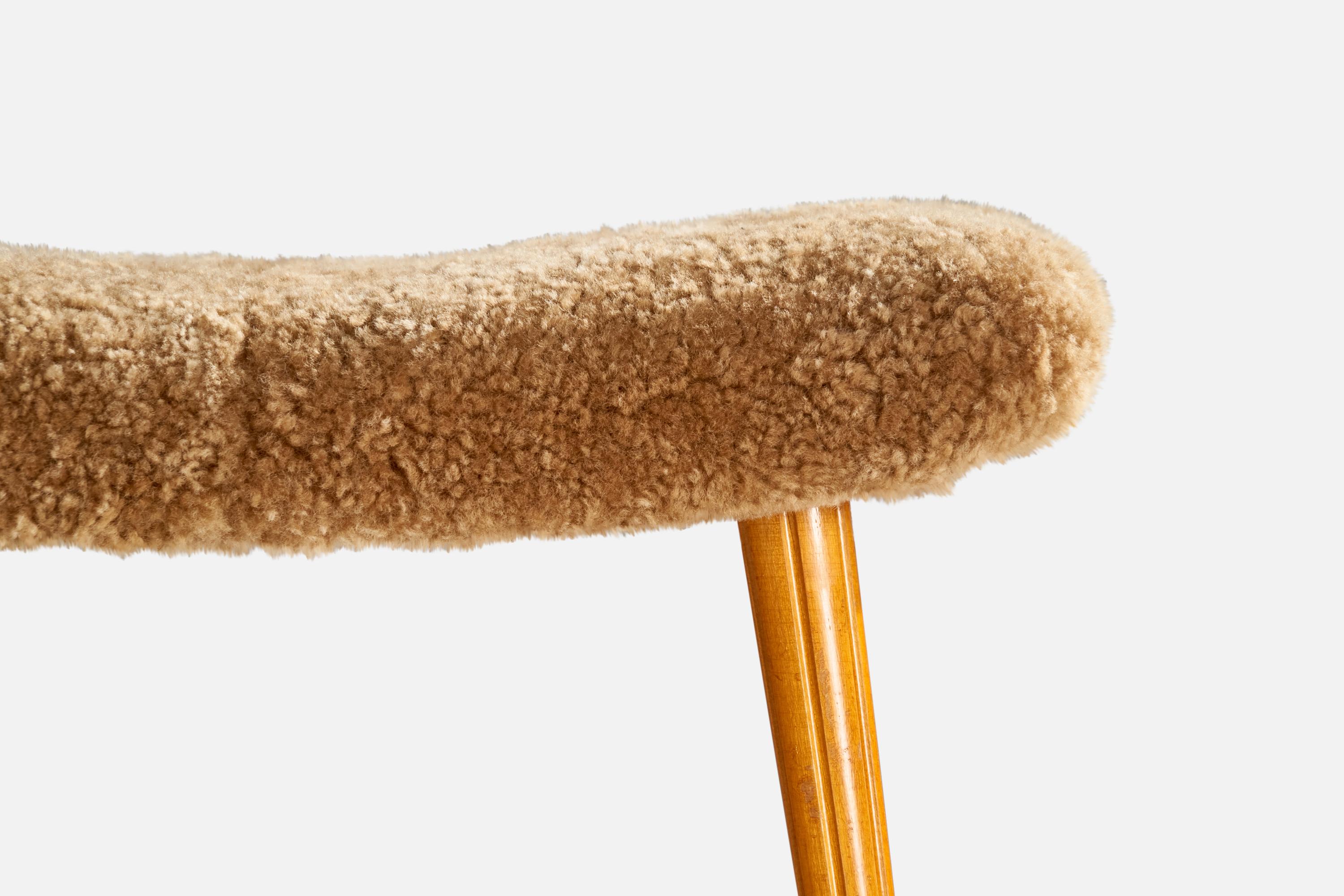Suédois Designer suédois, tabouret, teck, shearling, Suède, années 1950 en vente