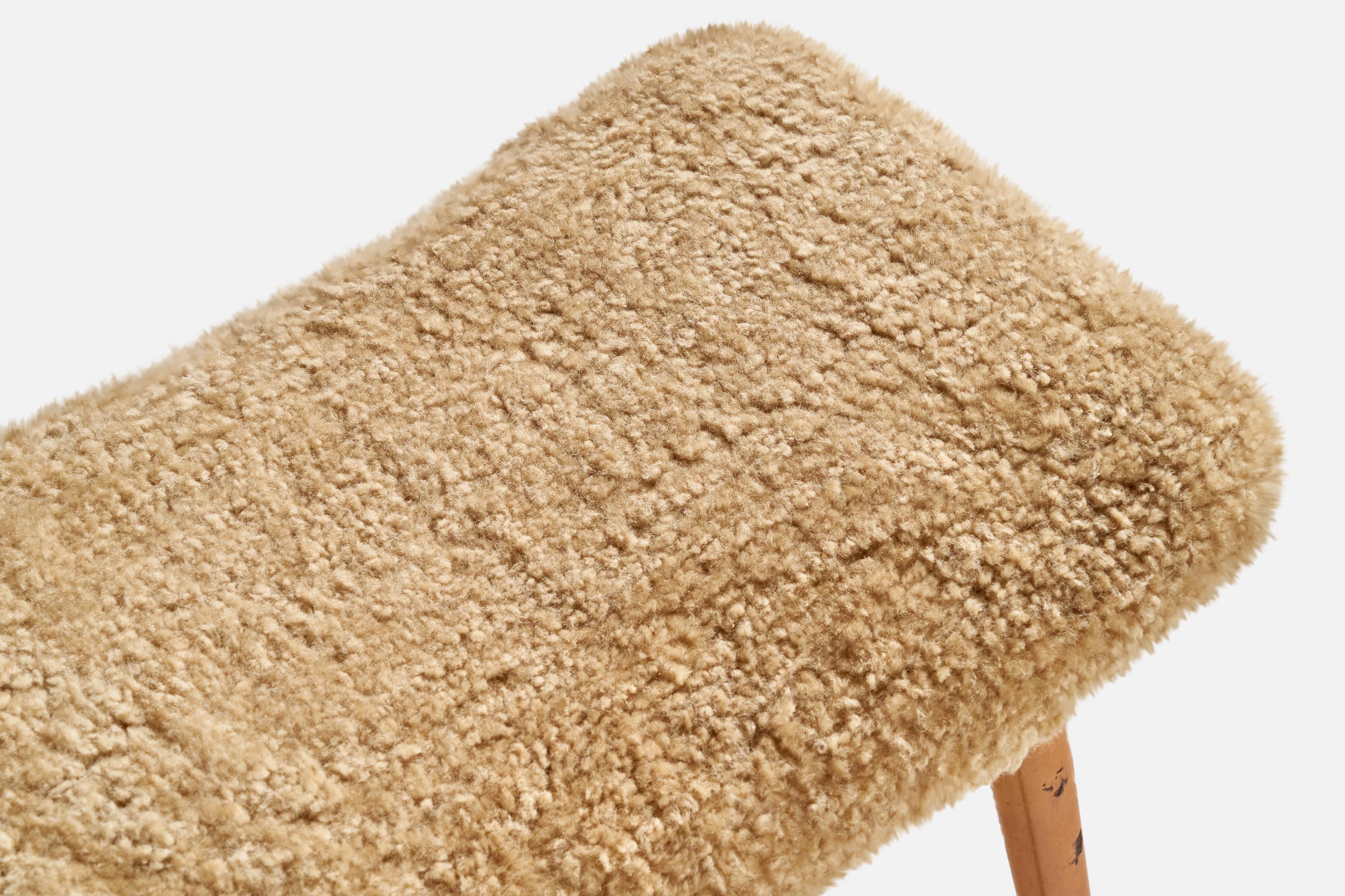 Cuir de mouton Designer suédois, tabouret, teck, shearling, Suède, années 1950 en vente
