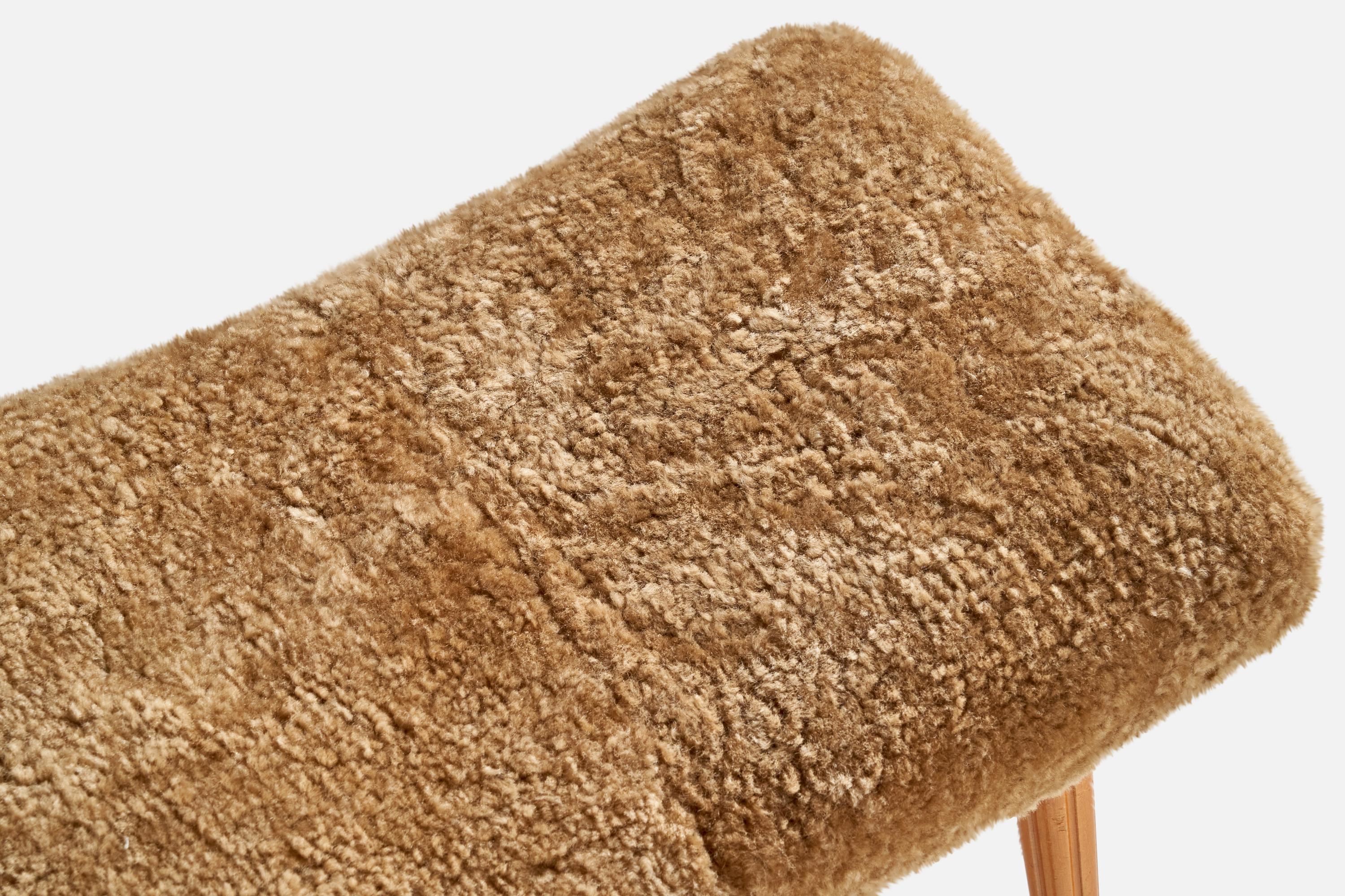 Milieu du XXe siècle Designer suédois, tabouret, teck, shearling, Suède, années 1950 en vente