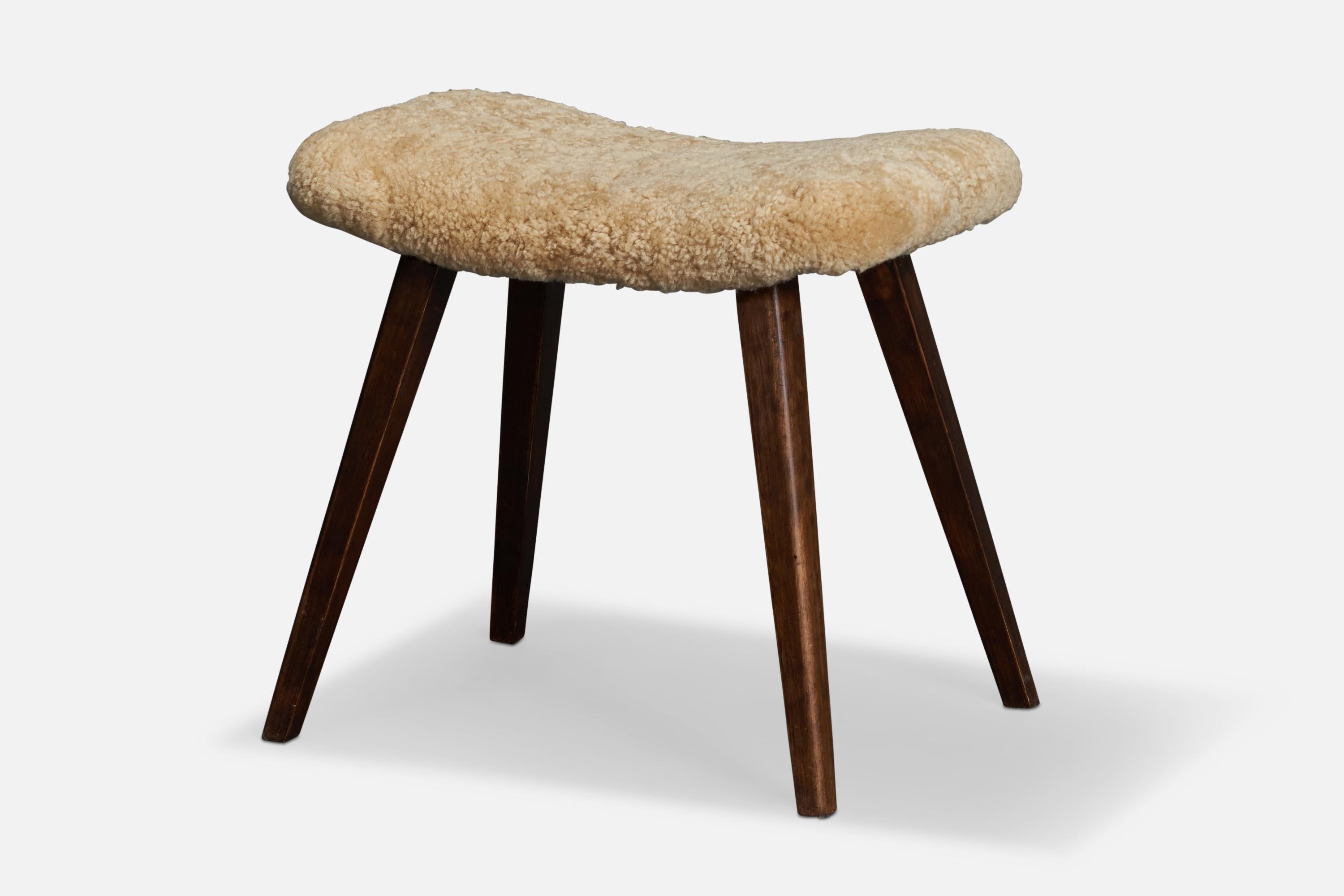 Taburete de madera teñida de oscuro y piel de oveja beige, diseñado y fabricado en Suecia, años 50.

Altura del asiento: 19,7