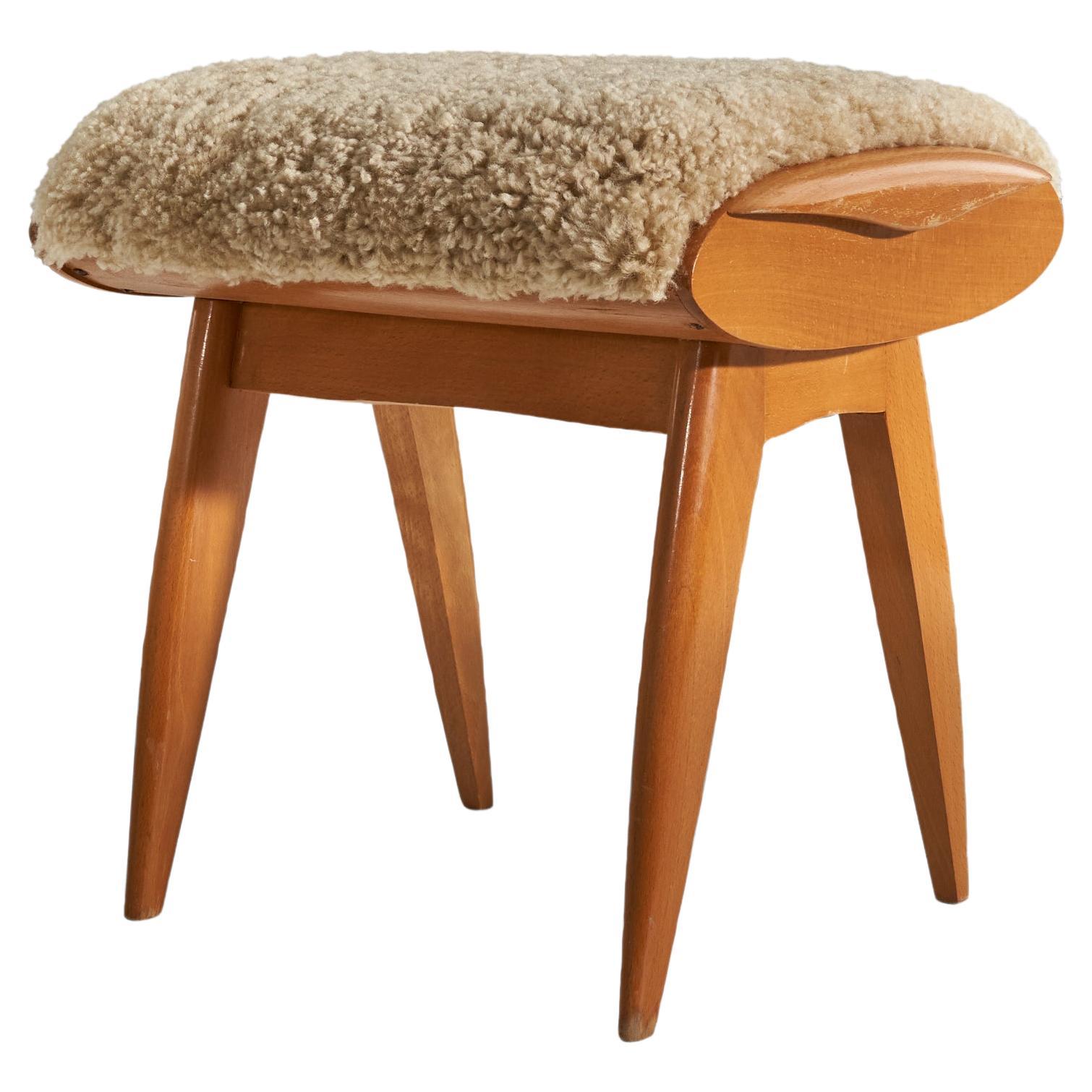 Tabouret de designer suédois, bois, peau de mouton, Suède, années 1950