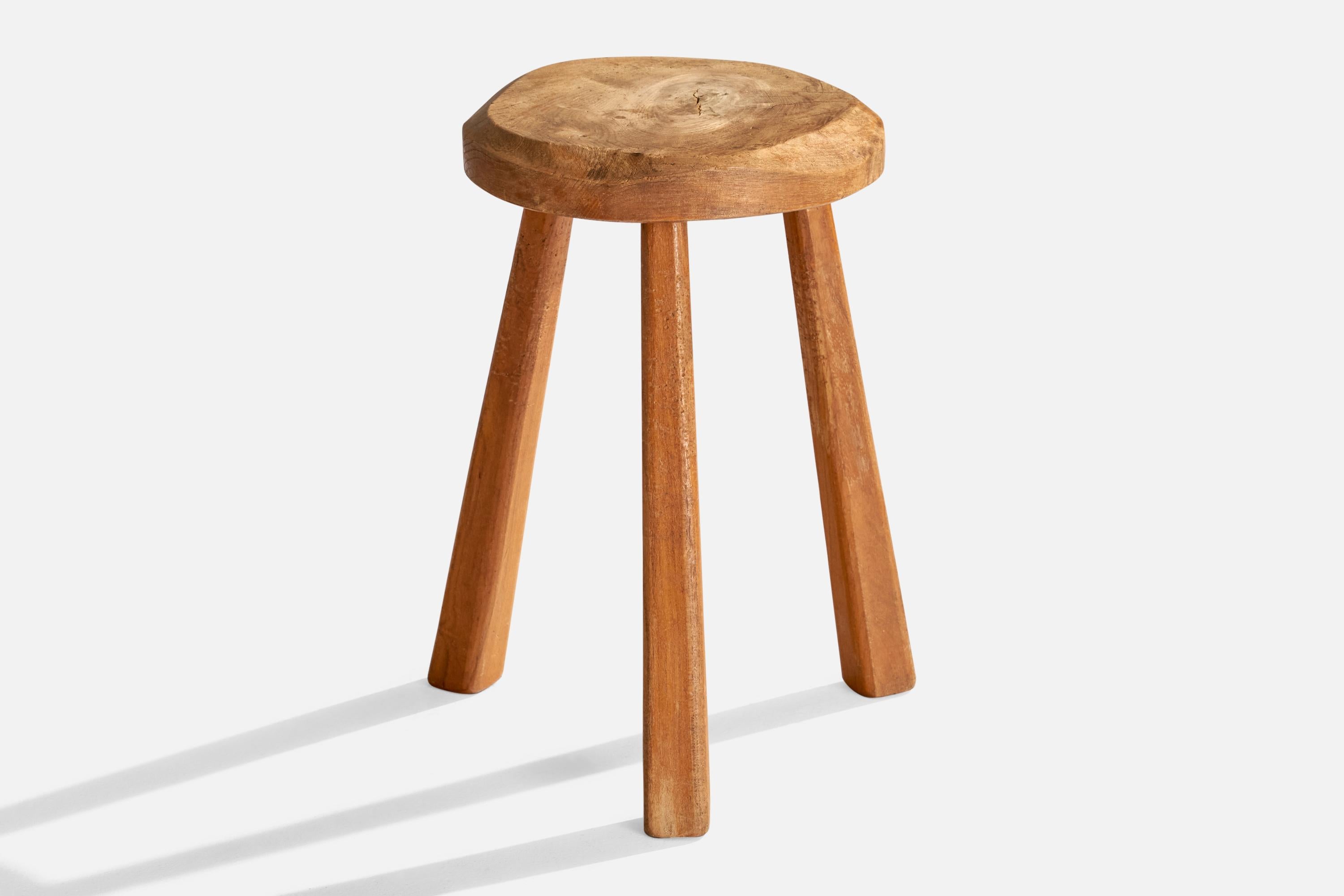 Ein in Schweden entworfener und hergestellter Holzhocker, ca. 1960er Jahre.
