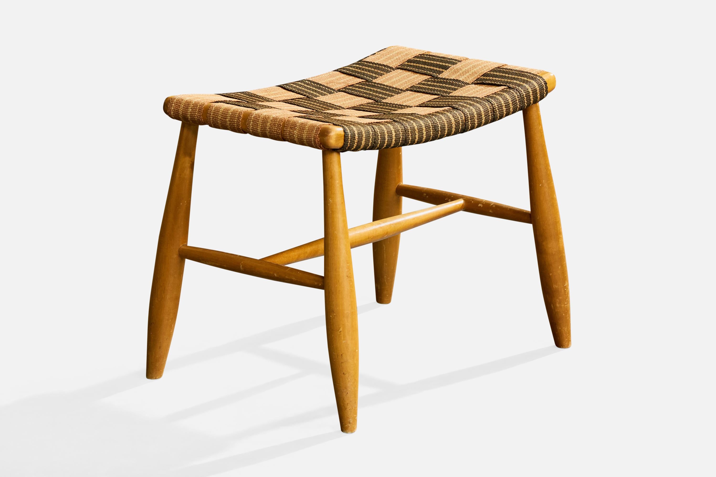 Ein Hocker aus Holz und beige-braunem Gurtband, entworfen und hergestellt in Schweden, um 1940.

Flecken auf der Sitzoberfläche.

Mäßige Kratzer an den Holzbeinen.

Gesamtabmessungen (Zoll): 15,75 