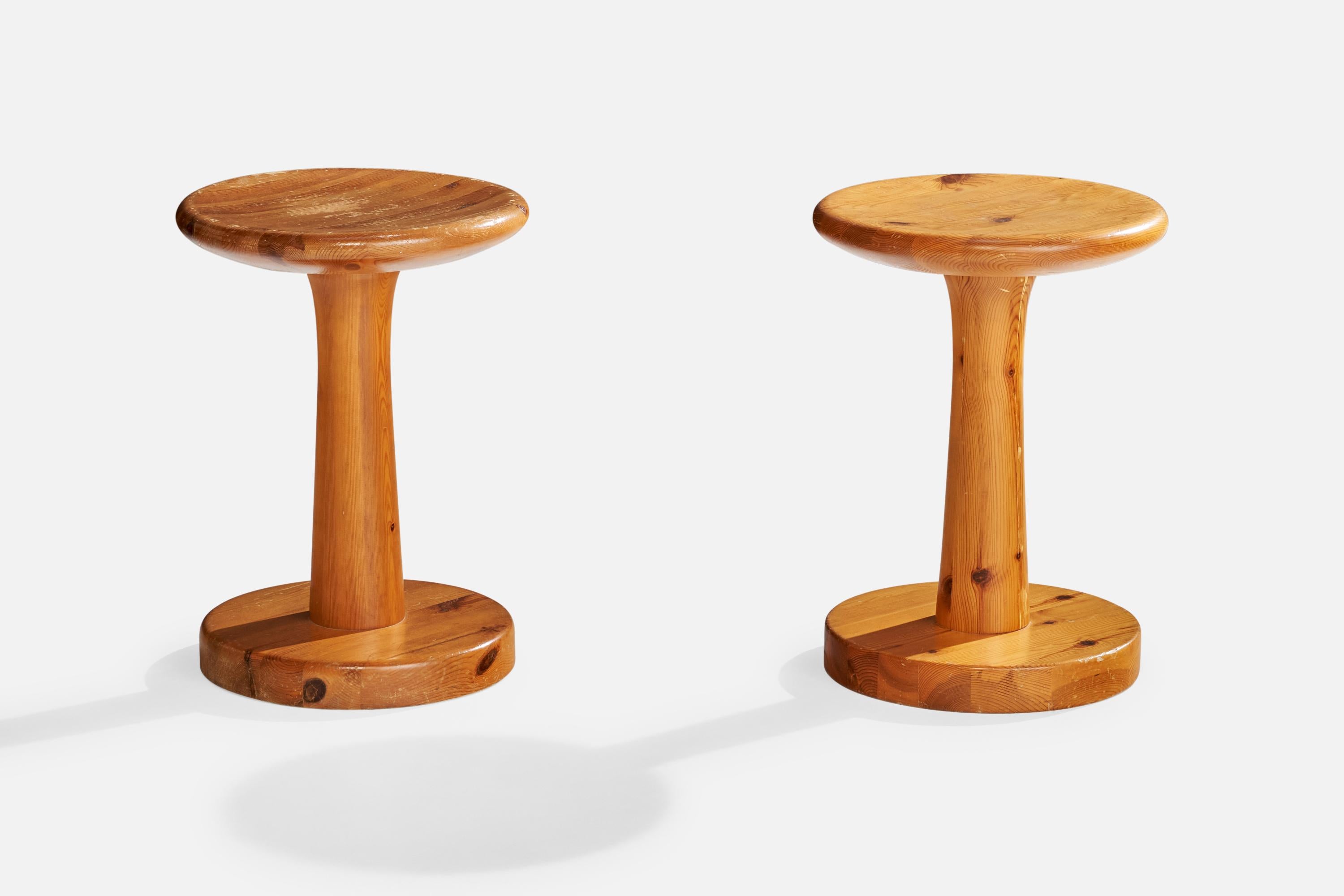 Paire de tabourets en pin conçus et fabriqués en Suède, C.C..

Dimensions : 17.9