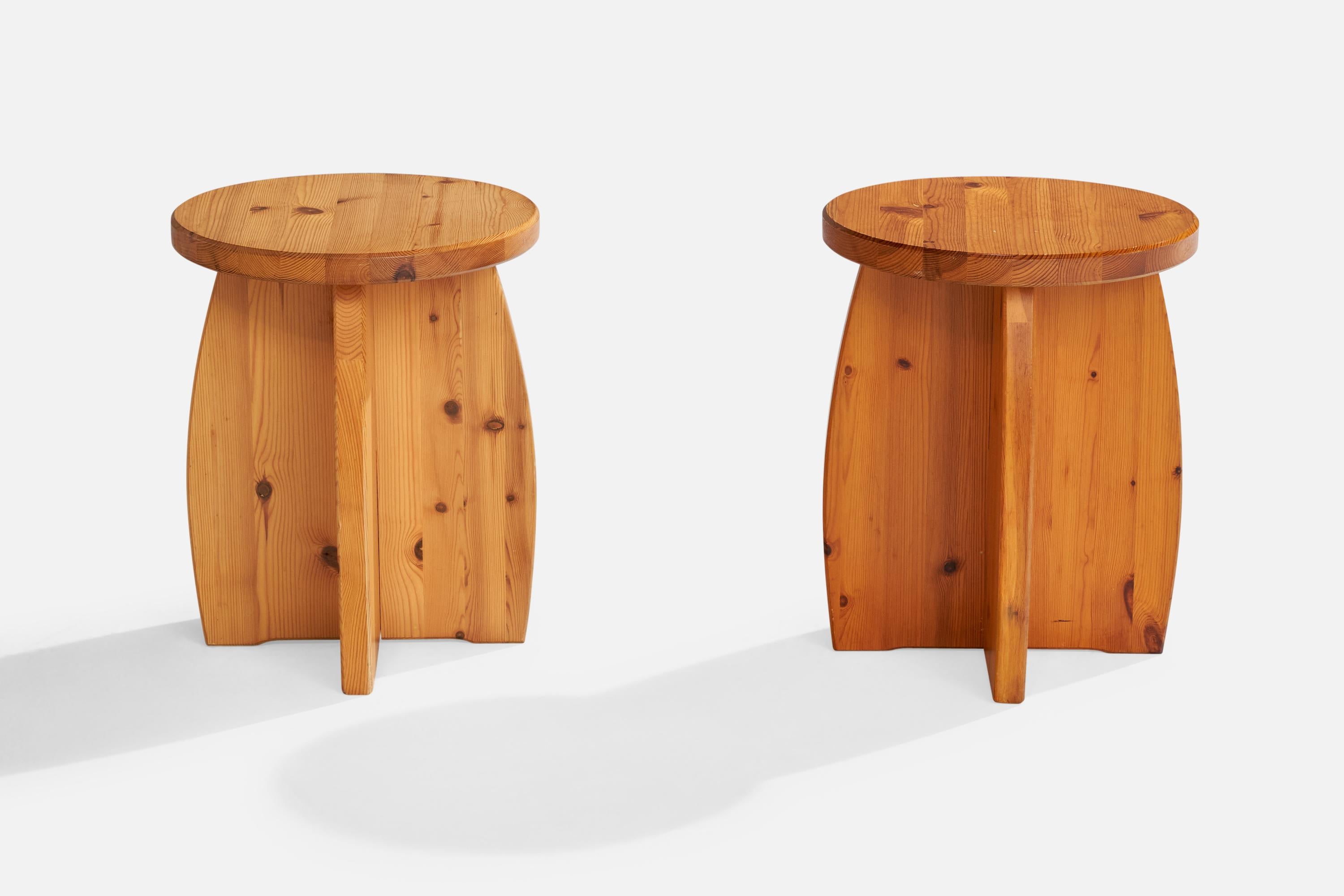 Paire de tabourets en pin conçus et fabriqués en Suède, C.C..

Dimensions du tabouret le plus large : 17