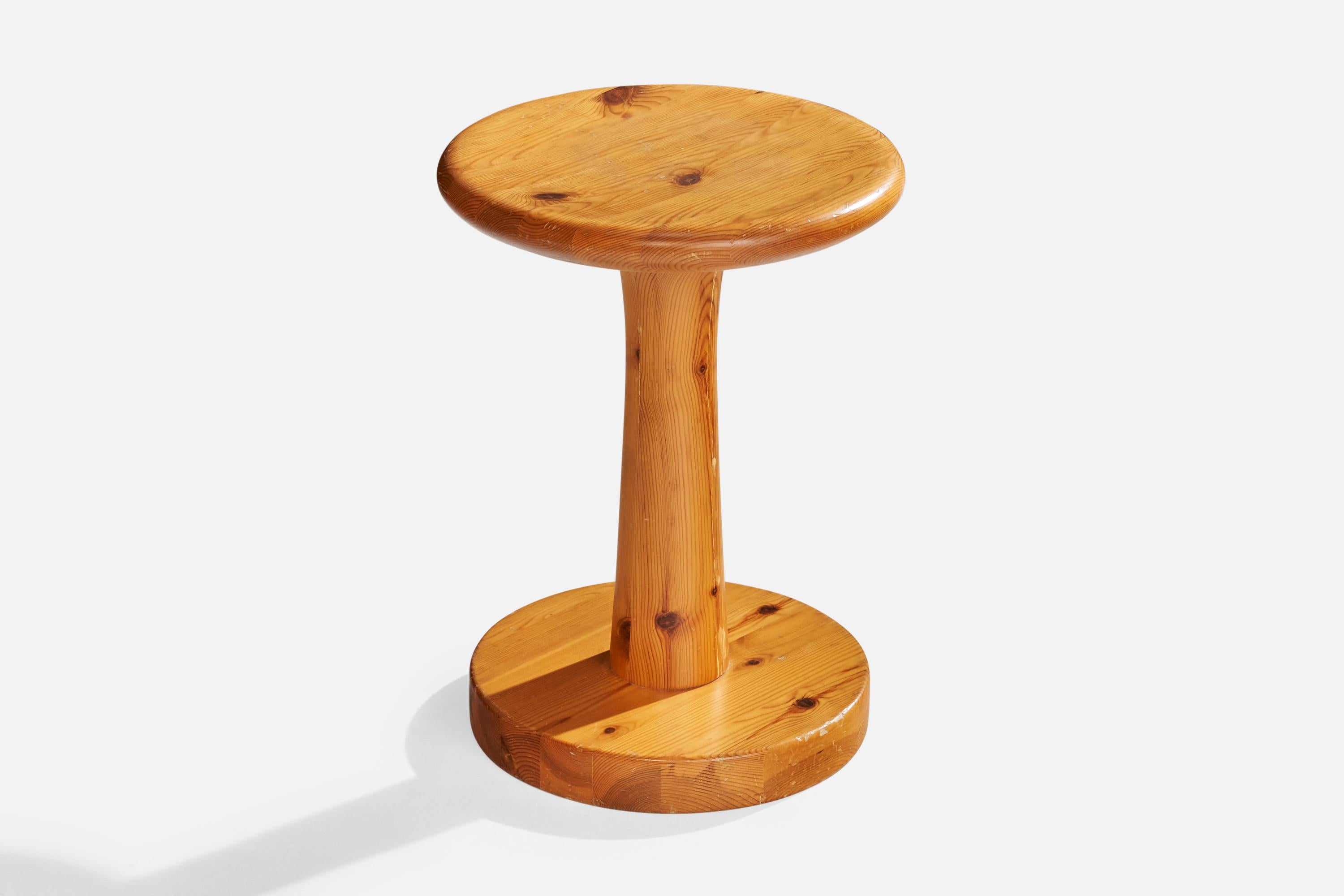 Tabourets de designer suédois, pin, Suède, années 1970 État moyen - En vente à High Point, NC