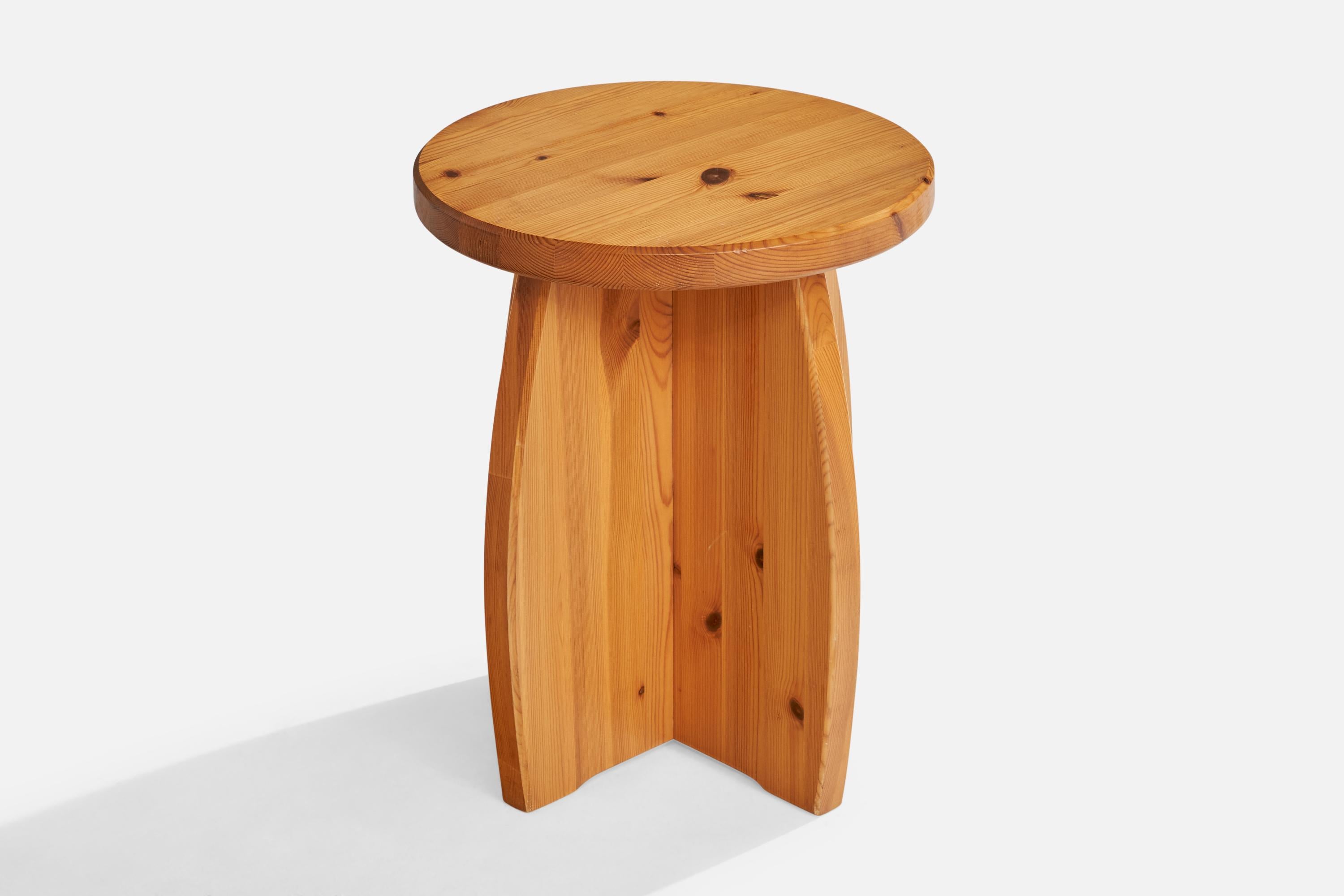 Tabourets de designer suédois, pin, Suède, années 1970 Bon état - En vente à High Point, NC