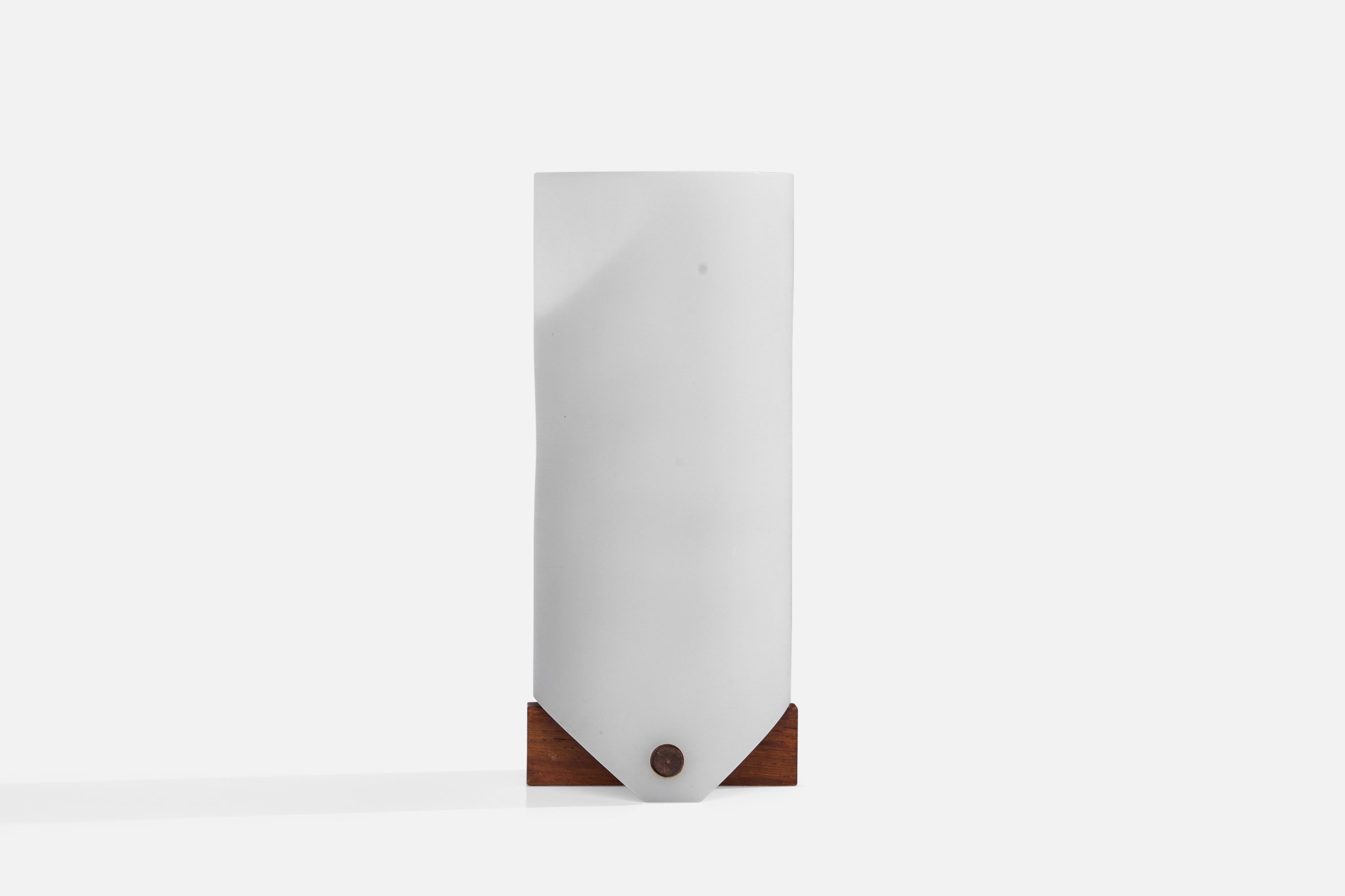Eine Tischleuchte aus Teakholz und weißem Acryl, entworfen und hergestellt in Schweden, 1960er Jahre.

Gesamtabmessungen (Zoll): 7,5