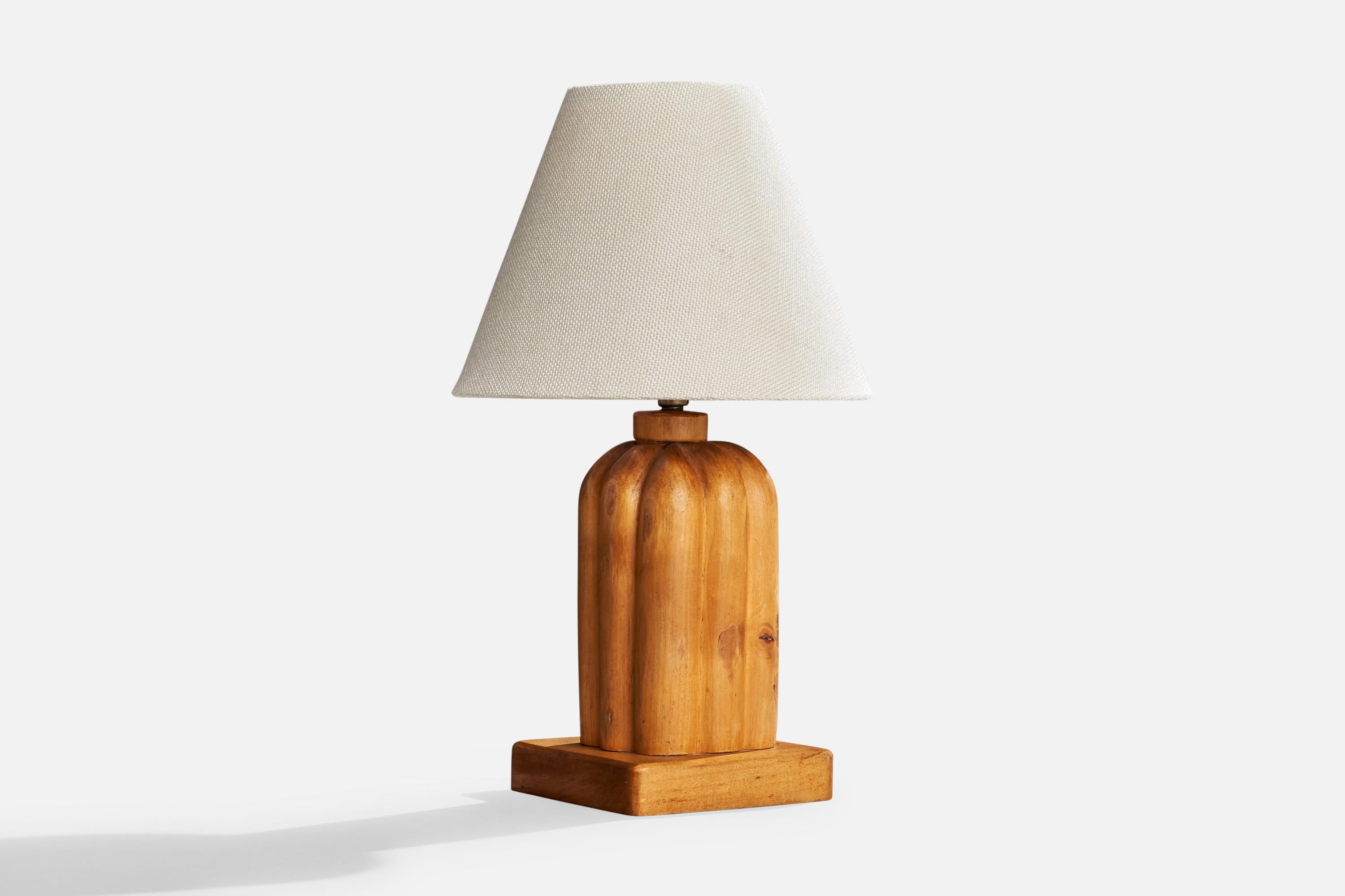Lampe de table en bouleau et laiton, conçue et produite en Suède, C.C. 1920.

Dimensions de la lampe (pouces) : 10.375