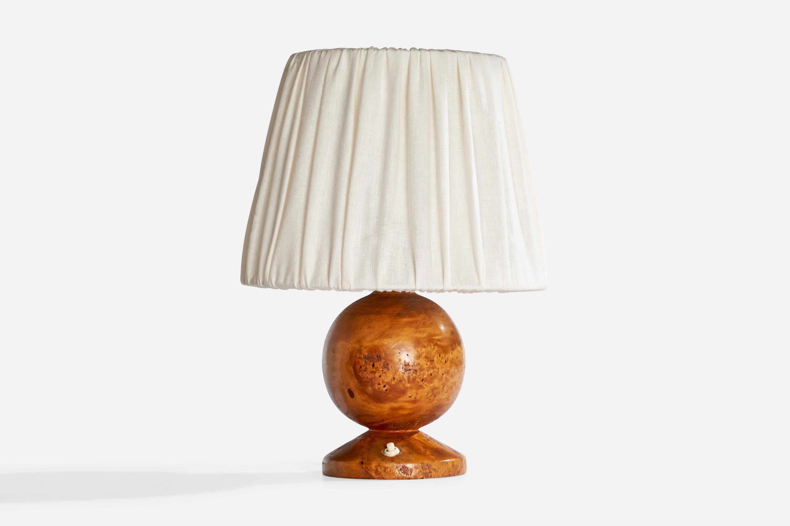 A birch burl and white fabric table lamp designed and produced in Sweden, c. 1920s.

Later vintage lampshade.

Dimensions of Lamp with Shade (inches): 13.5“ H x 10“ diameter

Bulb Specifications: E-26 

Number of Sockets (per fixture): 1

Sold with